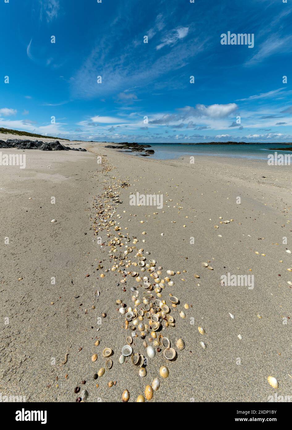 Le splendide sabbie della spiaggia di Ardskenish sulla remota isola Ebridea di Colonsay con il cielo blu sopra a giugno, Scozia, Regno Unito Foto Stock