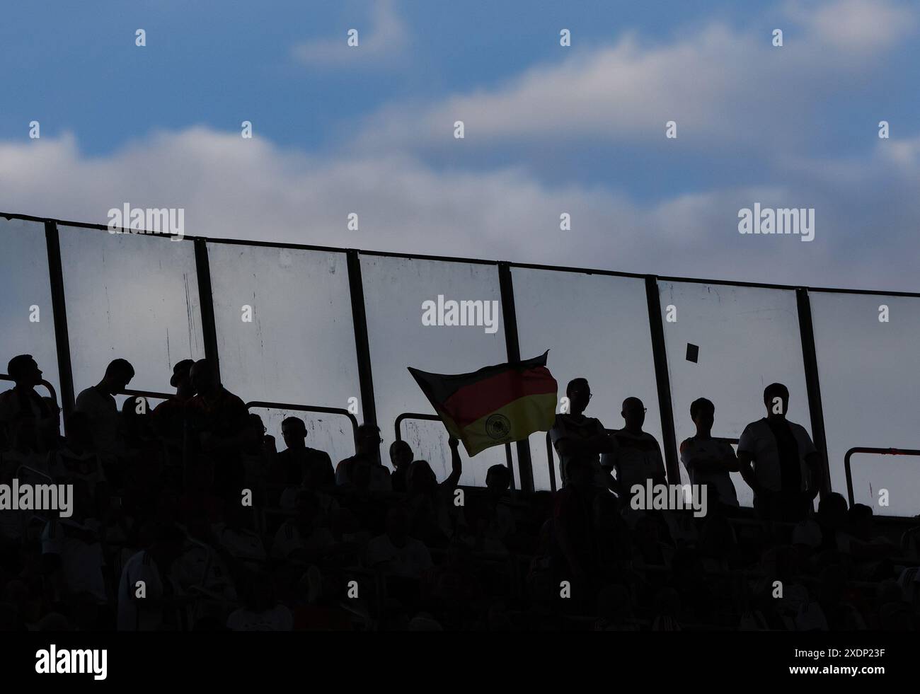 Francoforte, Germania. 23 giugno 2024. I tifosi tedeschi guardano la partita UEFA Euro 2024 del gruppo A tra Germania e Svizzera a Francoforte, Germania, 23 giugno 2024. Crediti: Bai Xuefei/Xinhua/Alamy Live News Foto Stock