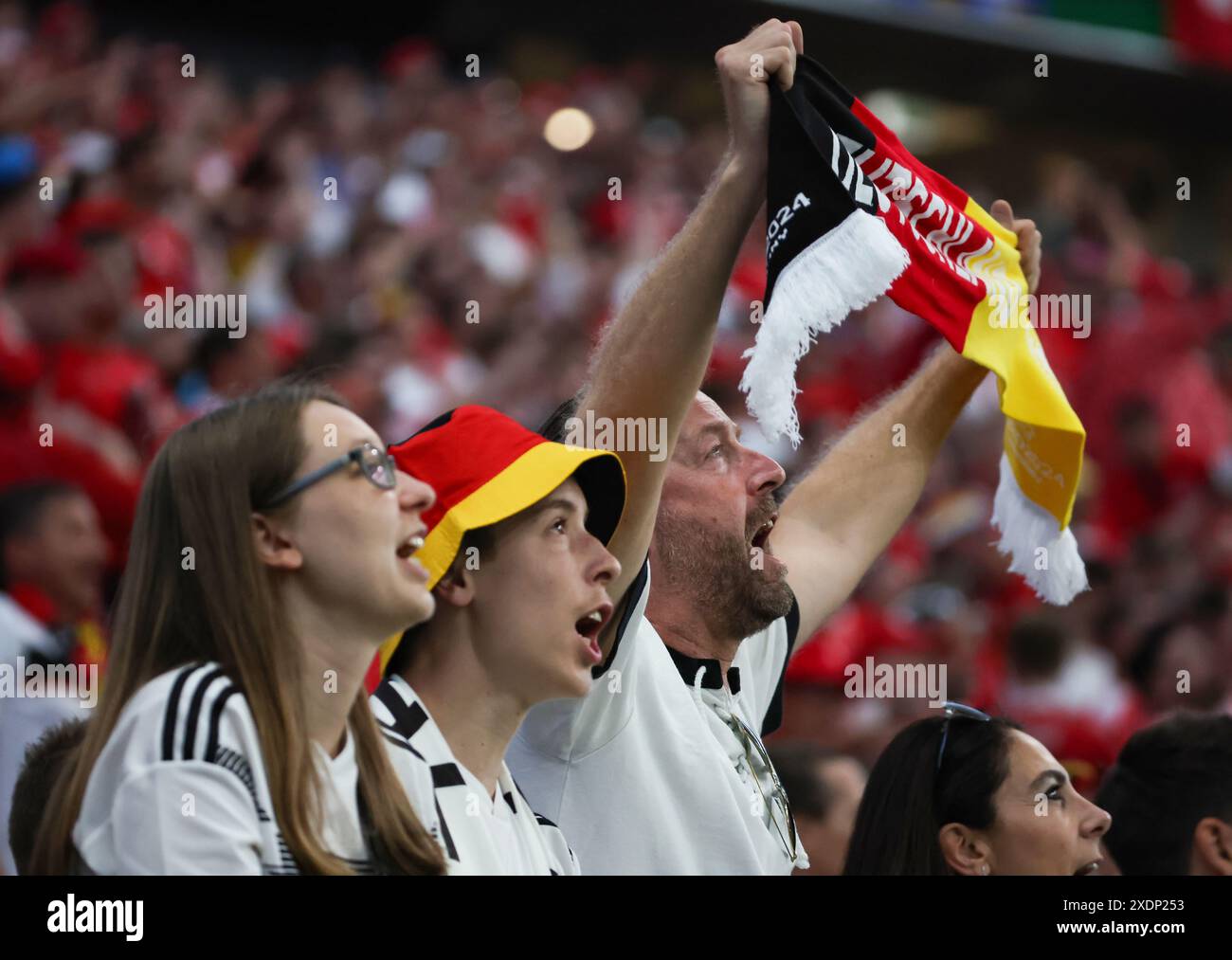 Francoforte, Germania. 23 giugno 2024. I tifosi della Germania fanno il tifo prima della partita UEFA Euro 2024 di gruppo A tra Germania e Svizzera a Francoforte, in Germania, 23 giugno 2024. Crediti: Zhang fan/Xinhua/Alamy Live News Foto Stock