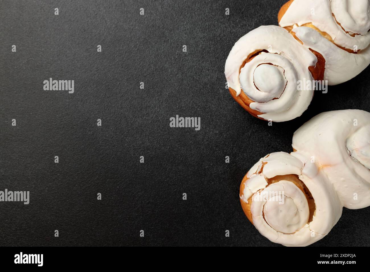Cinnabon profumati con crema su sfondo grigio Foto Stock