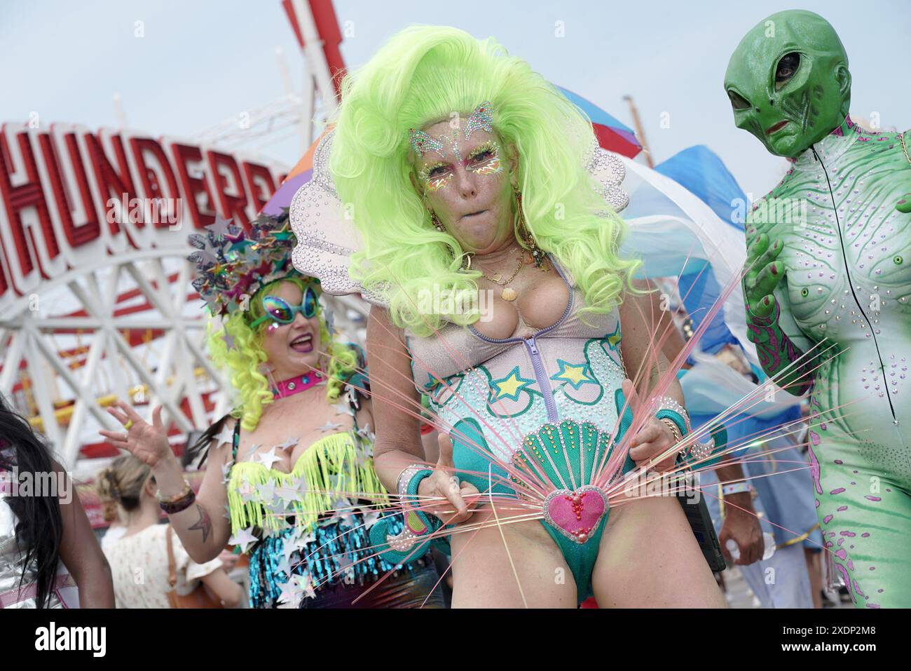 Brooklyn, Stati Uniti. 22 giugno 2024. Le persone che indossano sirene e costumi alieni posano sul lungomare di Coney Island. Nonostante l'avviso di calore, la Mermaid Parade era piena di bellissimi marcheggiatori in costume e molti usavano varie forme di plastica e materiale riciclato. (Foto di Susan Stava/SOPA Images/Sipa USA) credito: SIPA USA/Alamy Live News Foto Stock