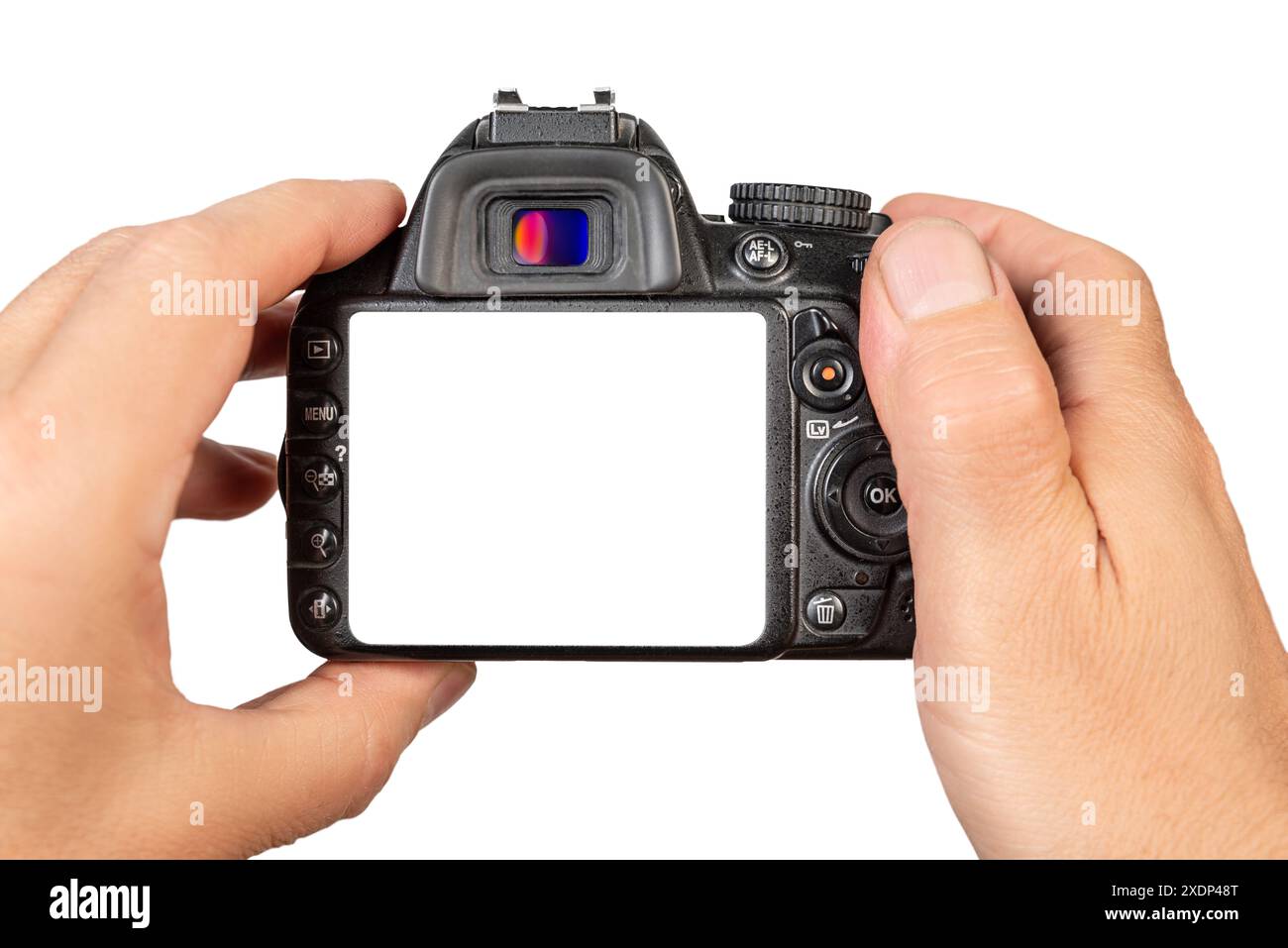 Primo piano di due mani che tengono in mano una fotocamera digitale con uno schermo bianco vuoto. Foto Stock