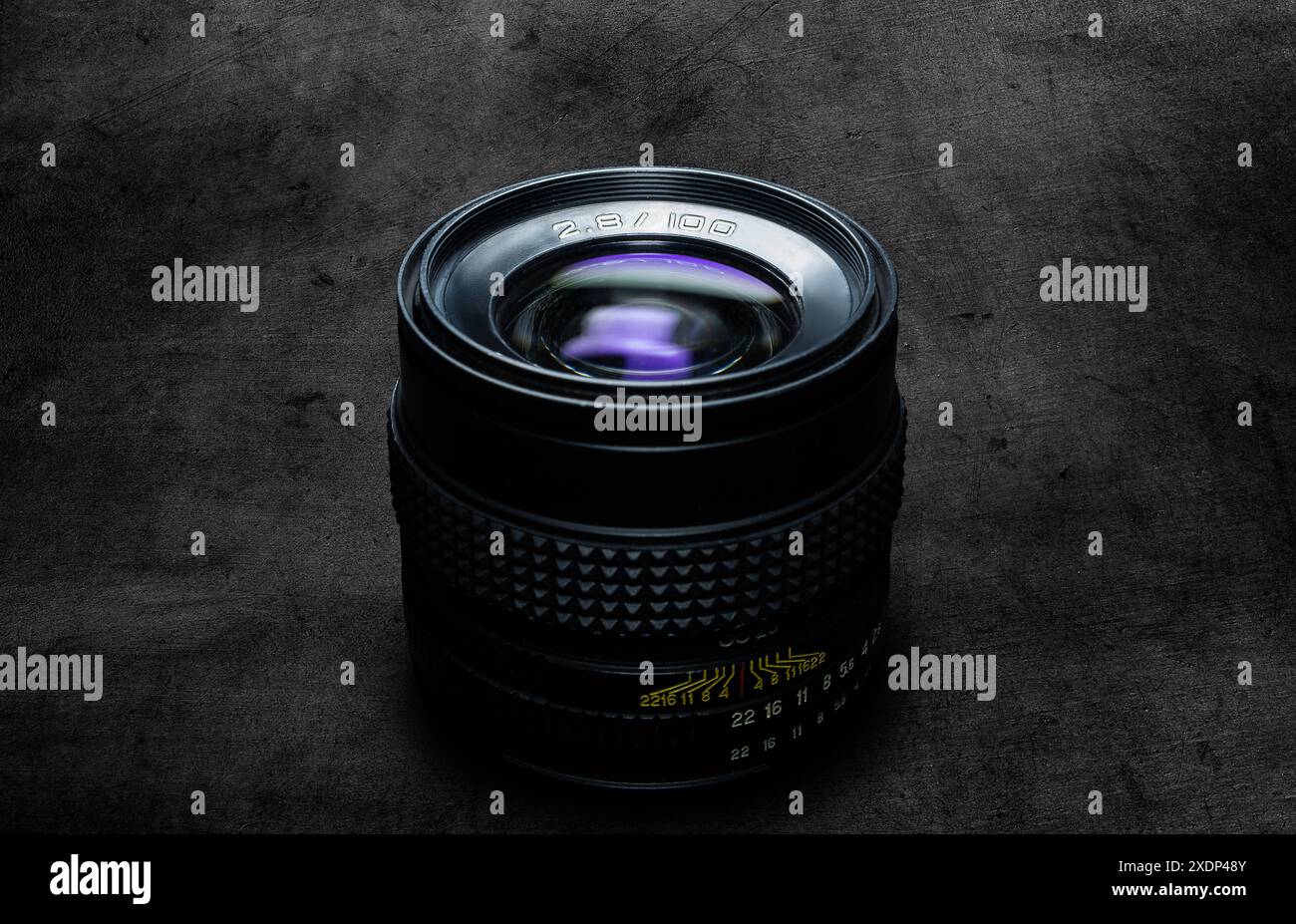 Obiettivo fotocamera vintage su sfondo astratto scuro Foto Stock