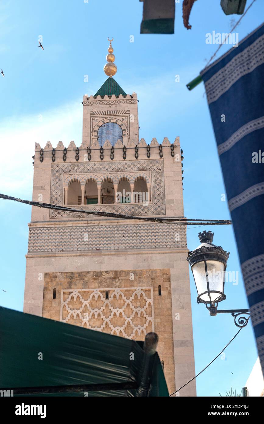 Tunisi, Tunisia. 4 maggio 2024. Dettaglio architettonico del minareto della Moschea al-Zaytuna, una grande moschea al centro della Medina di Tunisi, parte del patrimonio mondiale della Kasbah nella capitale tunisina. Credito: SOPA Images Limited/Alamy Live News Foto Stock