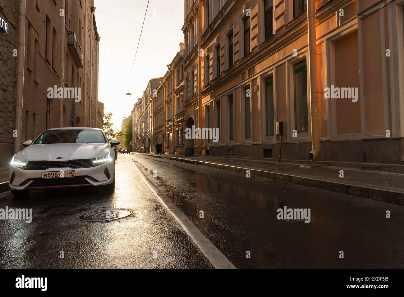 San Pietroburgo, Russia - 26 maggio 2023: Via Oranienbaumskaya, vista prospettica con auto parcheggiate e persone che camminano Foto Stock