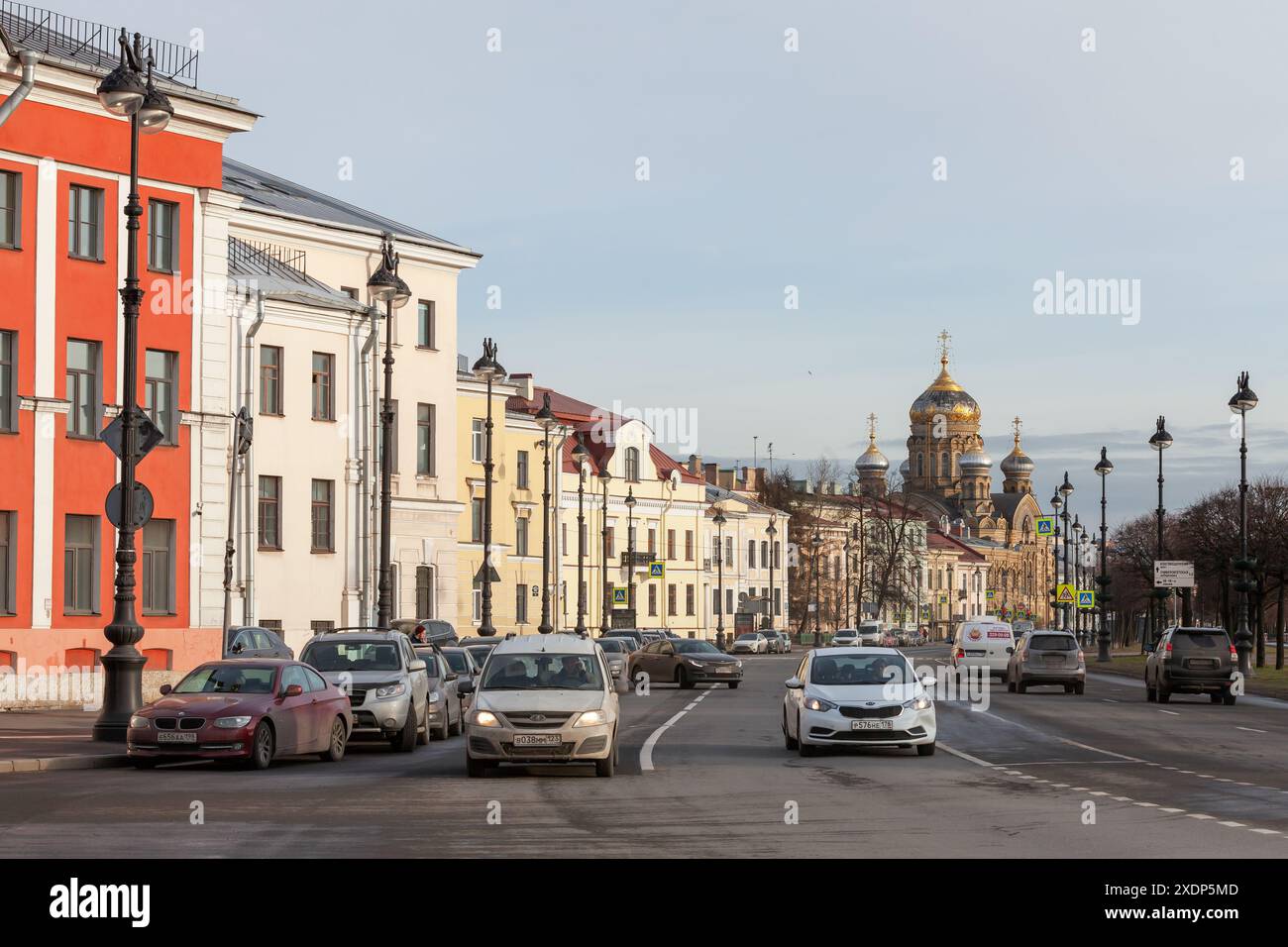 San Pietroburgo, Russia - 12 marzo 2015: Vista sulla strada dell'isola Vasilevsky con la Chiesa dell'assunzione sullo sfondo, tenente Schmidt Embankment Foto Stock