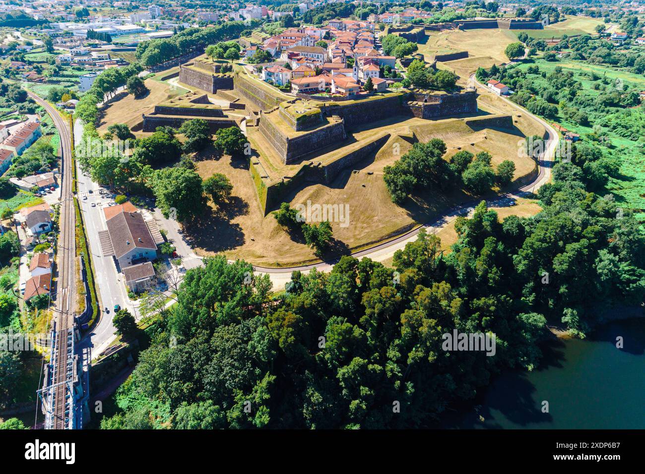 Fotografia aerea con droni del villaggio fortificato di Valenca do Minho, a nord del Portogallo Foto Stock