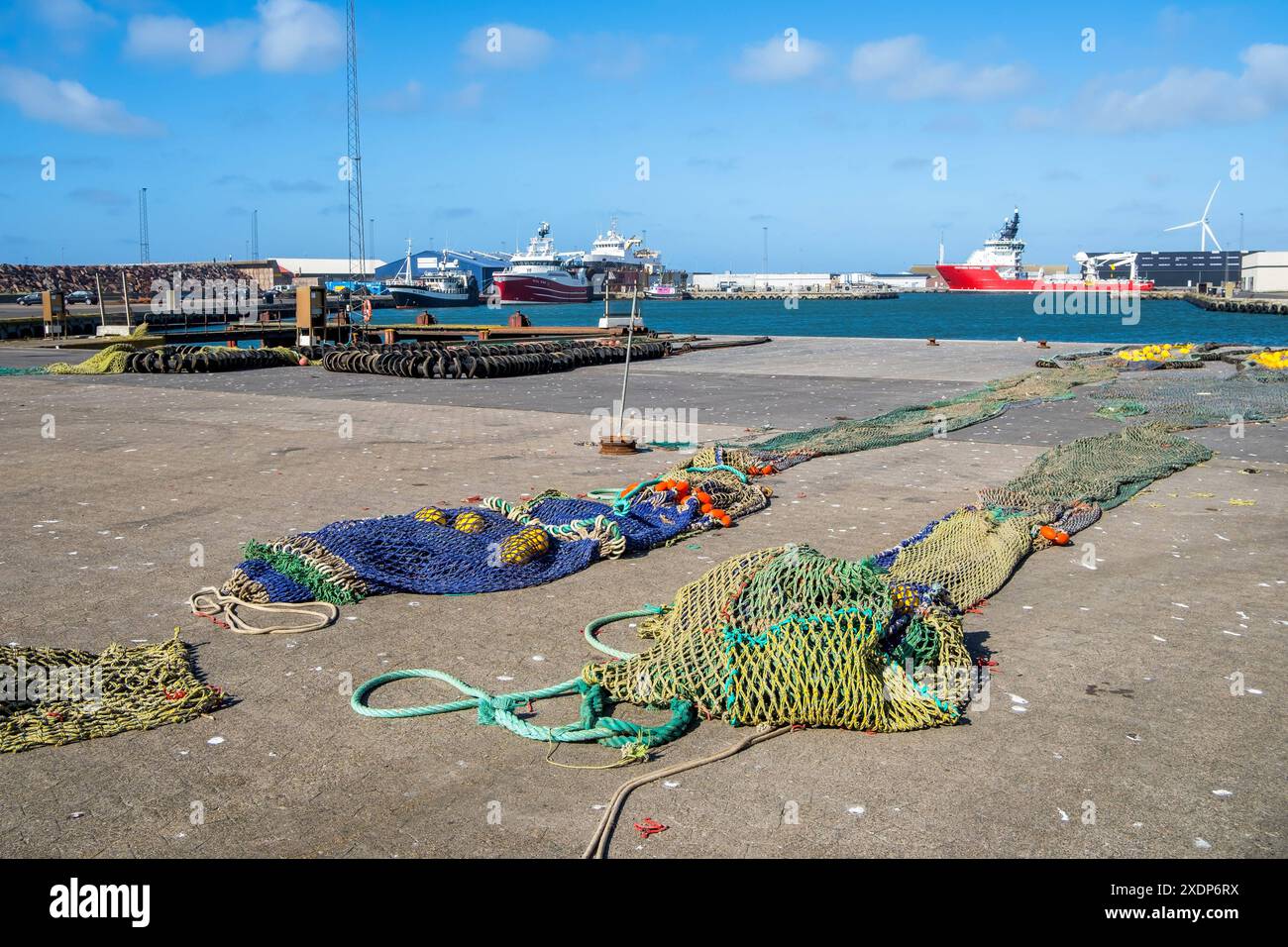 Hanstholm - Nordjuetland Daenemark DK/Daenemark/Hanstholm, 19.06.2024, Fischernetze liegen im Hafen von Hanstholm an der daenischen Nord-Westkueste in Nordjütland Nordjylland am Skagerrak. *** Hanstholm Nordjuetland Daenemark DK Daenemark Hanstholm, 19 06 2024, le reti da pesca si trovano nel porto di Hanstholm sulla costa nordoccidentale danese nello Jutland settentrionale Nordjylland nello Skagerrak AF Hanstholm 78892.jpeg Foto Stock