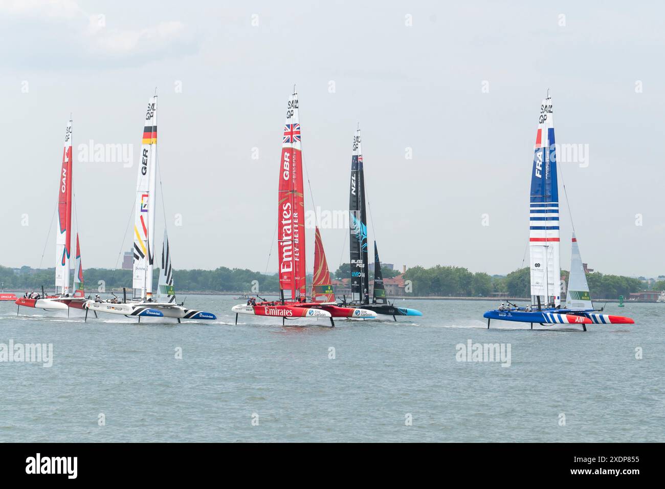 New York, Stati Uniti. 23 giugno 2024. (L-R) Team Canada, Team Germany, Team Emirates GBR, Team New Zealand e Team France SailGP corrono in Fleet 3 il giorno 2 del Mubadala New York Sail Grand Prix al porto di New York. (Foto di Ron Adar/SOPA Images/Sipa USA) credito: SIPA USA/Alamy Live News Foto Stock