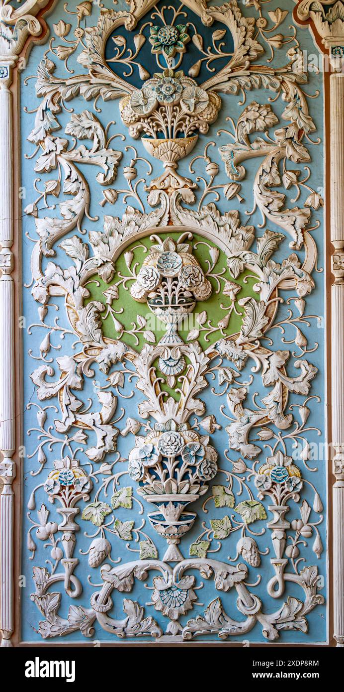 Parete interna decorata, palazzo Naranjestan. Foto Stock
