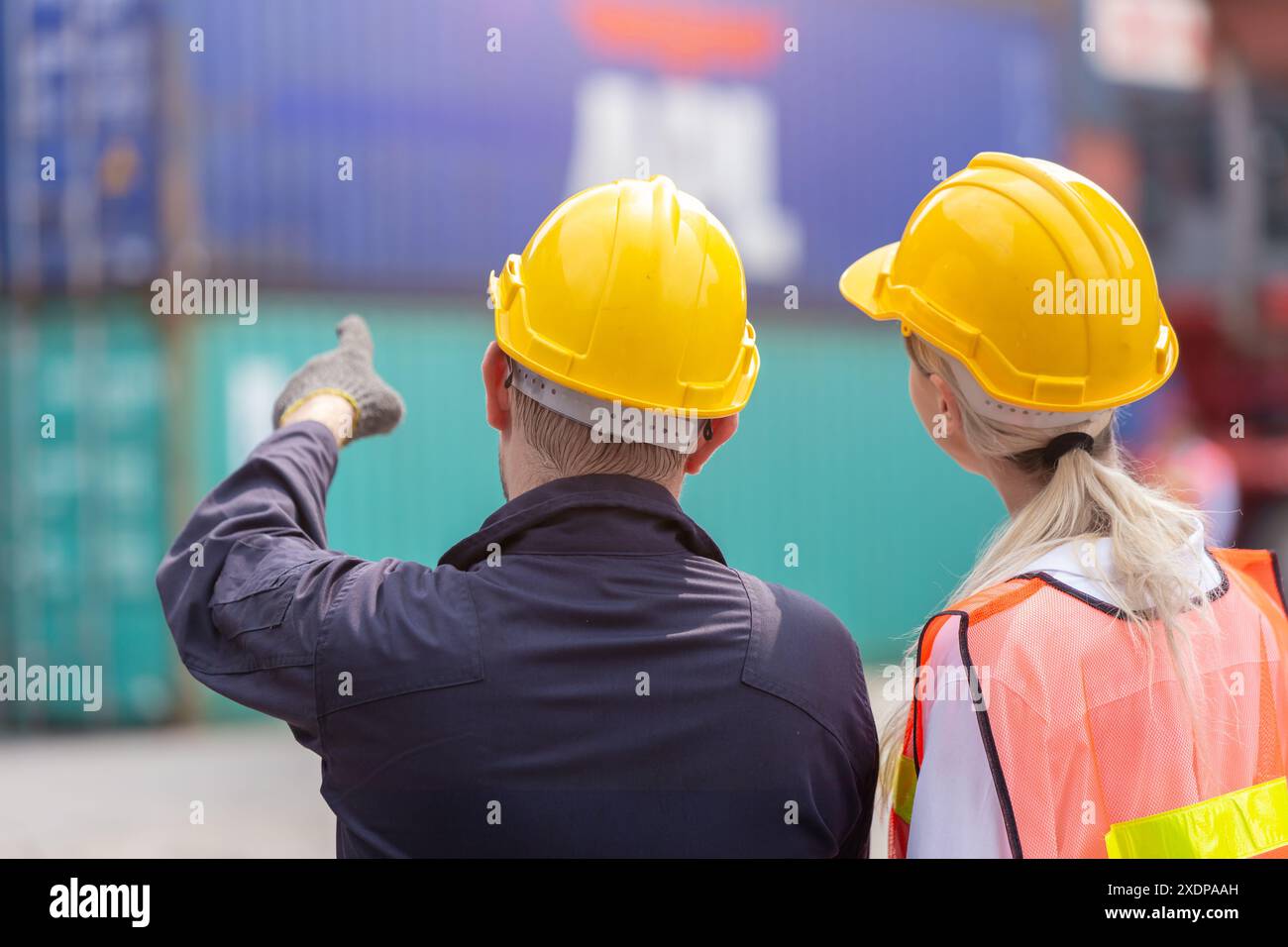 Squadra di doganieri che lavorano in Port Cargo Shipping Container Yard insieme. Foto Stock