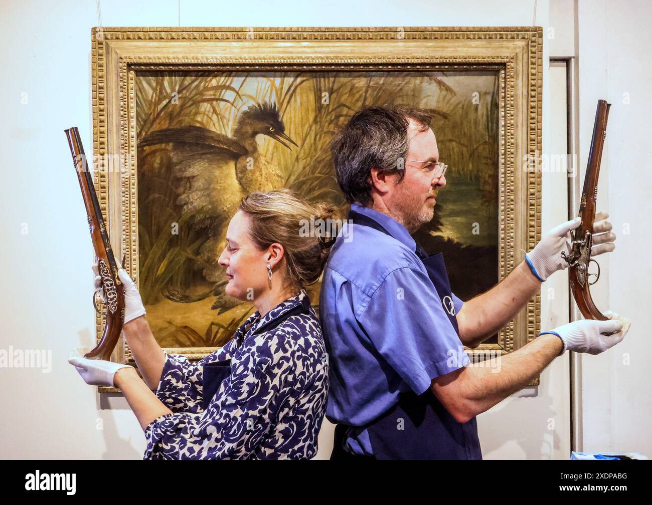 Olympia Auctions 24 giugno 2024 coppia di pistole per fondina a pietra focaia montate in argento francese realizzate per un membro della famiglia Brunswick e Luneburg da Thuraine a Parigi C 1675 Est £ 12.000-18.000 asta 26 giugno Londra Olympia 25 Blythe Rd Londra. Paul Quezada-Neiman/Alamy Live News crediti: Paul Quezada-Neiman/Alamy Live News Foto Stock