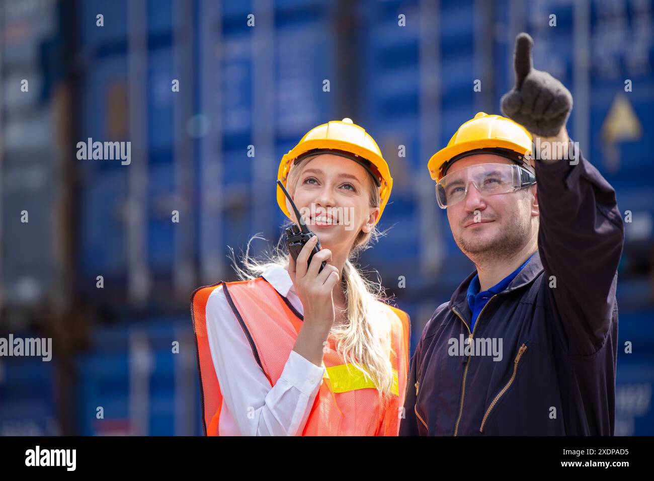 Il team di lavoratori doganali che lavora nel porto di carico carico carico carico carico container Yard, radio Loading Control opera. Foto Stock