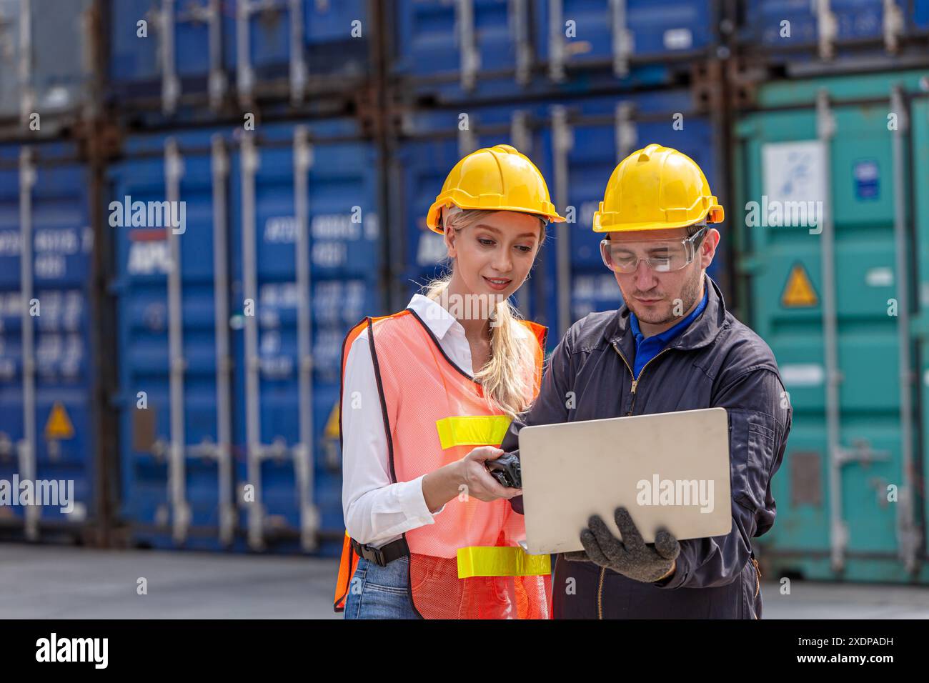 Il personale tecnico lavora nel cantiere di spedizione del container Port Cargo utilizzando il laptop lavora con il team doganale che collabora. Foto Stock