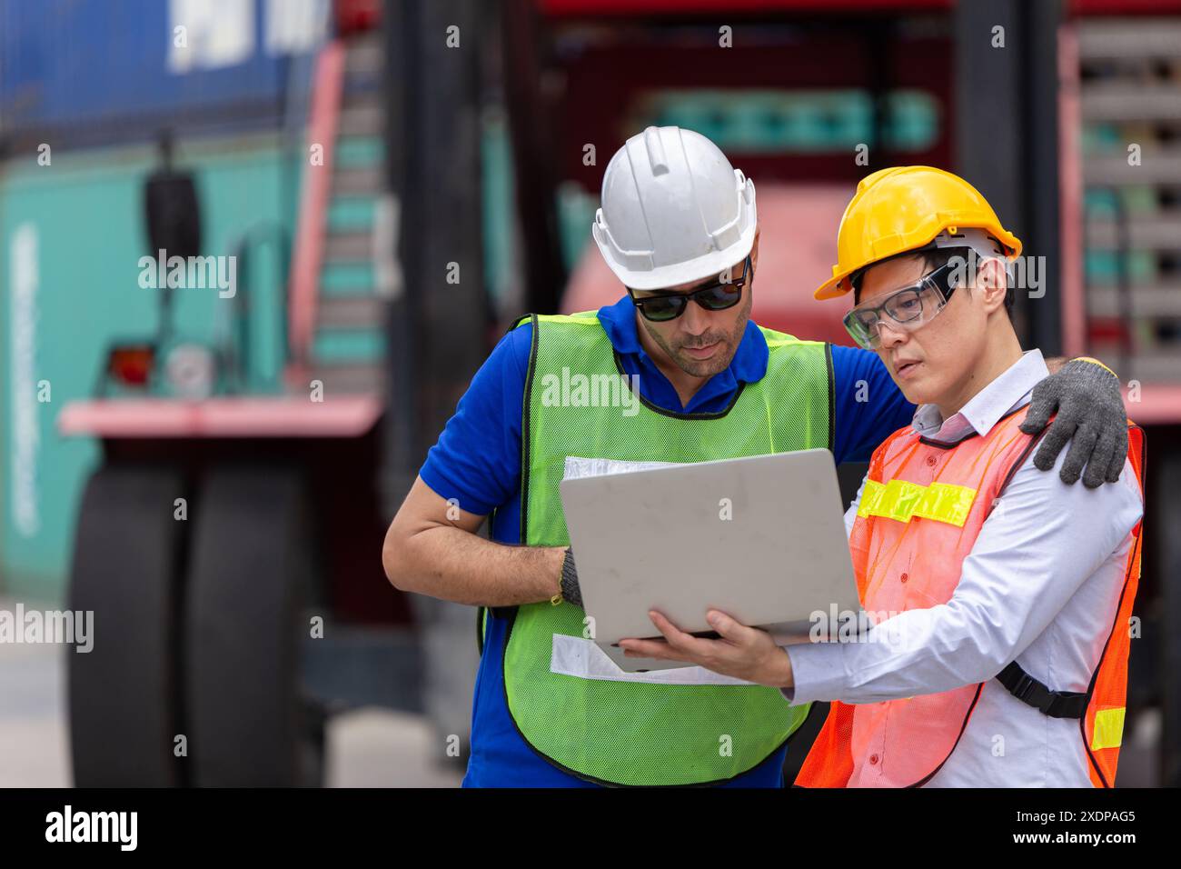 Il personale tecnico lavora nel cantiere di spedizione del container Port Cargo utilizzando il laptop lavora con il team doganale che collabora. Foto Stock