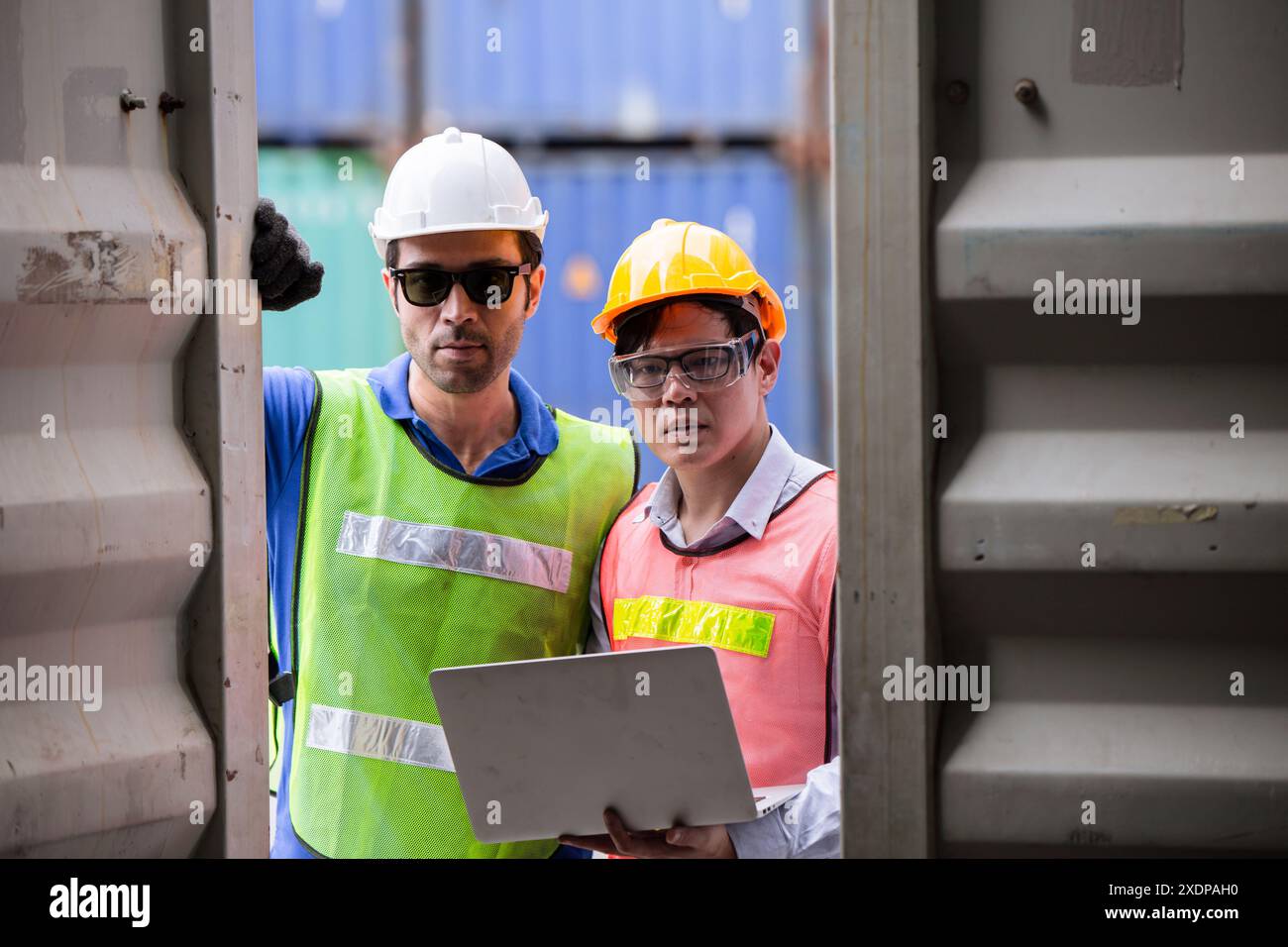 Il personale del team doganale ha aperto la porta del contenitore che controlla l'interno del vano di carico nell'armadietto del contenitore. Importazione esportazione spedizione merci vietate. Foto Stock