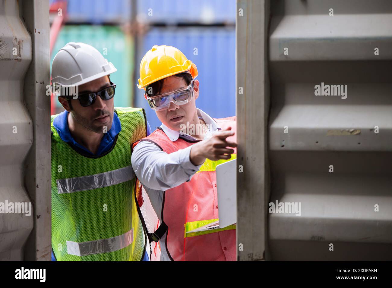 Il personale del team doganale ha aperto la porta del contenitore che controlla l'interno del vano di carico nell'armadietto del contenitore. Importazione esportazione spedizione merci vietate. Foto Stock