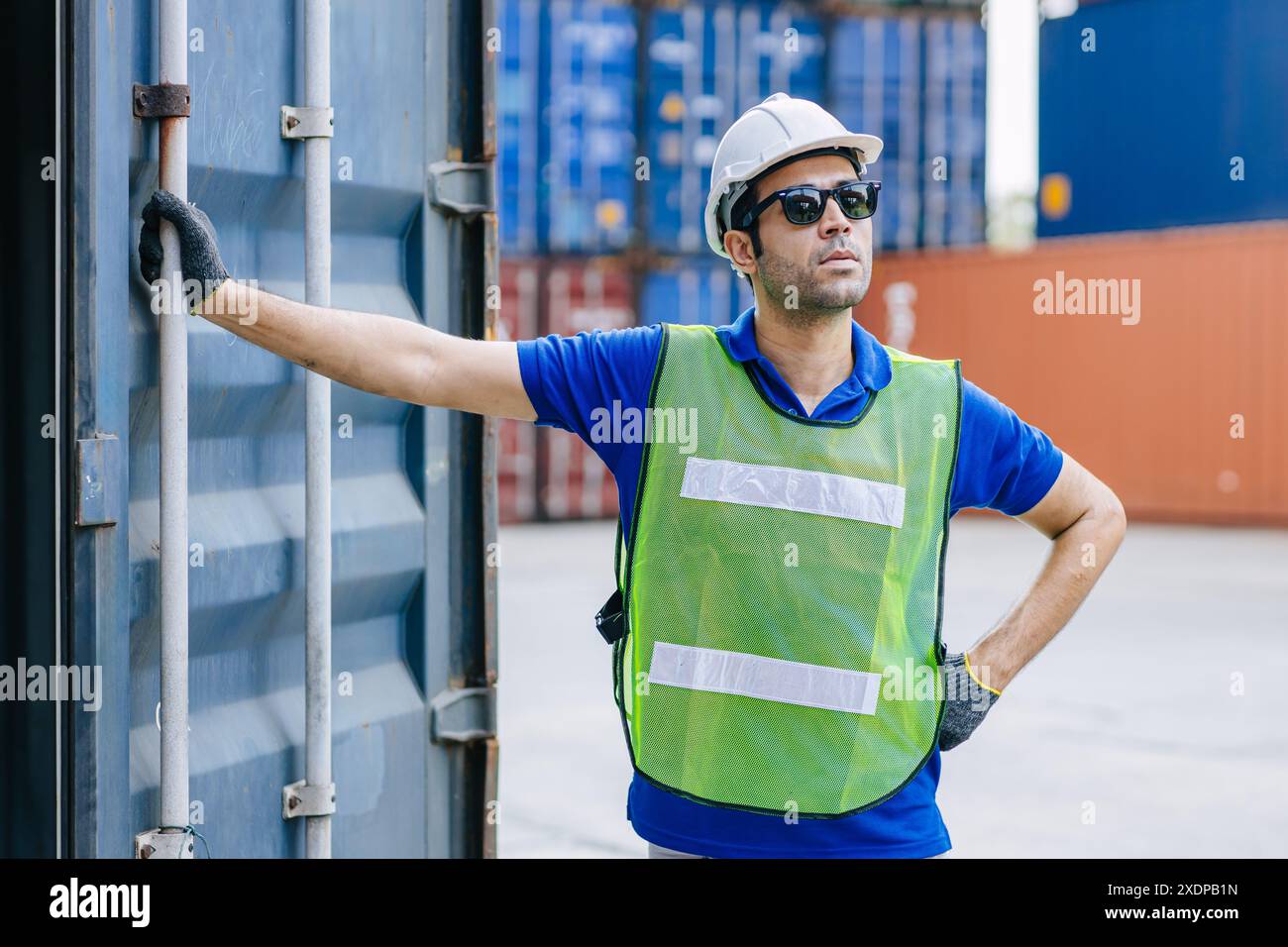 Gruppo dell'autorità portuale in piedi armadietto di sicurezza per container merci per la sicurezza proteggere il carico nella navigazione portuale. Foto Stock