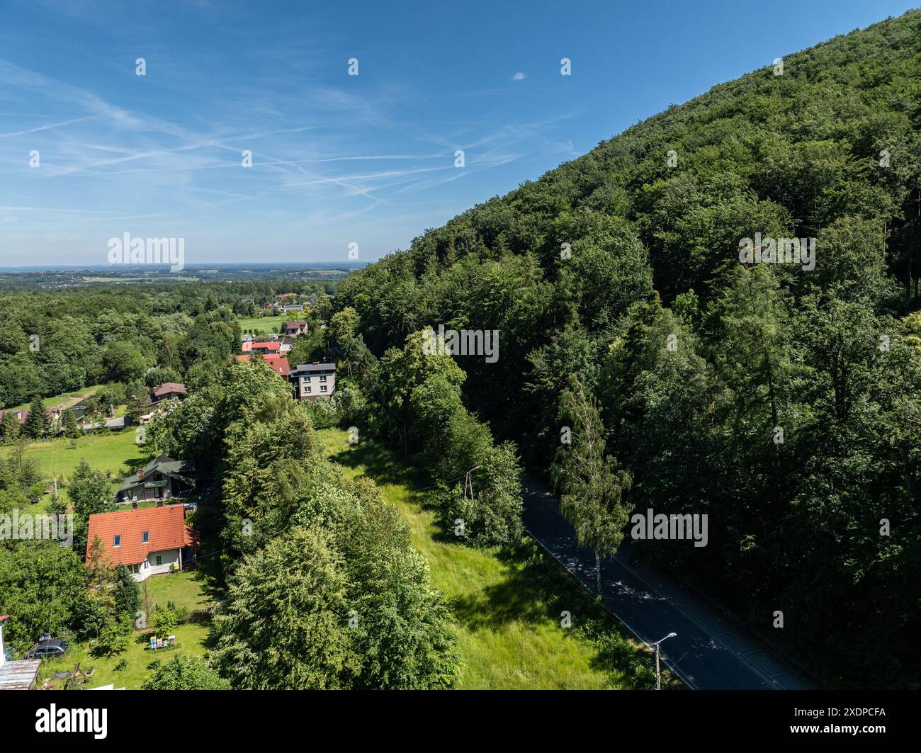 Vista dai droni sulle montagne di Beskid, Blatnia. Foresta verde estiva a Blatnia. Le montagne di Beskid a Jaworze. I droni volano sopra le verdi montagne in estate. Polis Foto Stock