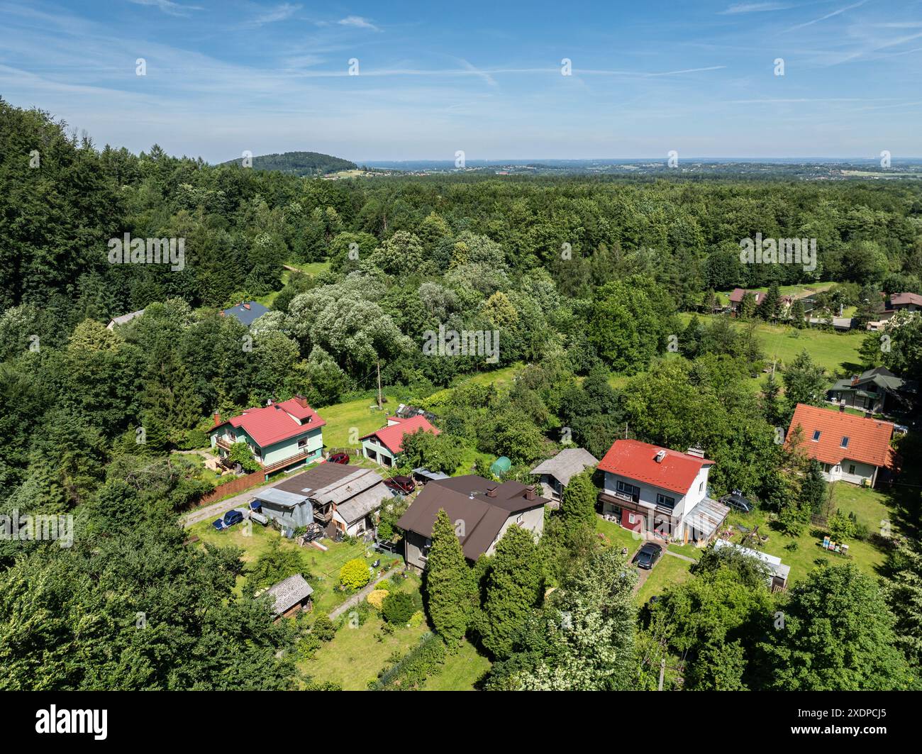 Vista dai droni sulle montagne di Beskid, Blatnia. Foresta verde estiva a Blatnia. Le montagne di Beskid a Jaworze. I droni volano sopra le verdi montagne in estate. Polis Foto Stock