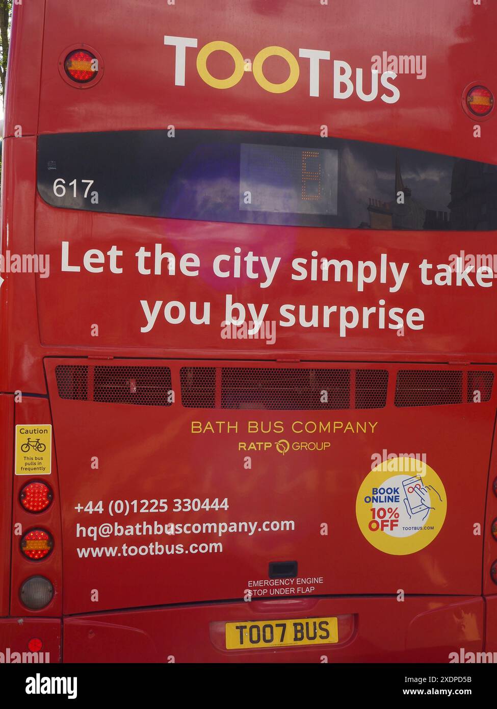Vista posteriore dell'autobus Toot Bus per visite guidate della città a Bath, Somerset, con targa TO07 BUS. Foto Stock
