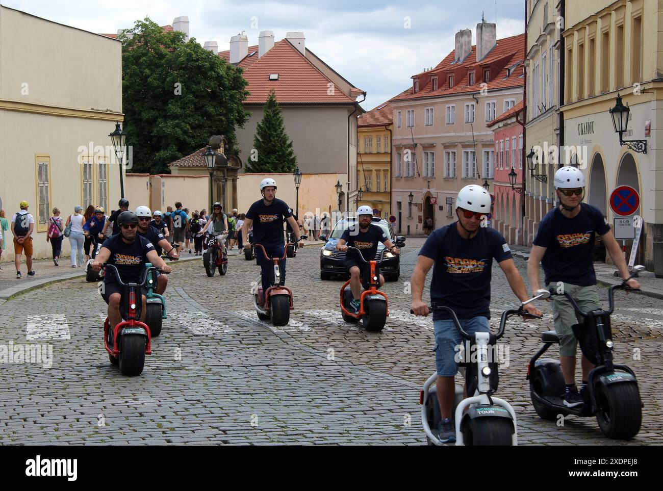 Turisti con scooter elettrici a pneumatici grassi nel centro di Praga, Repubblica Ceca, 22 giugno 2024. (Foto CTK/Milos Ruml) Foto Stock