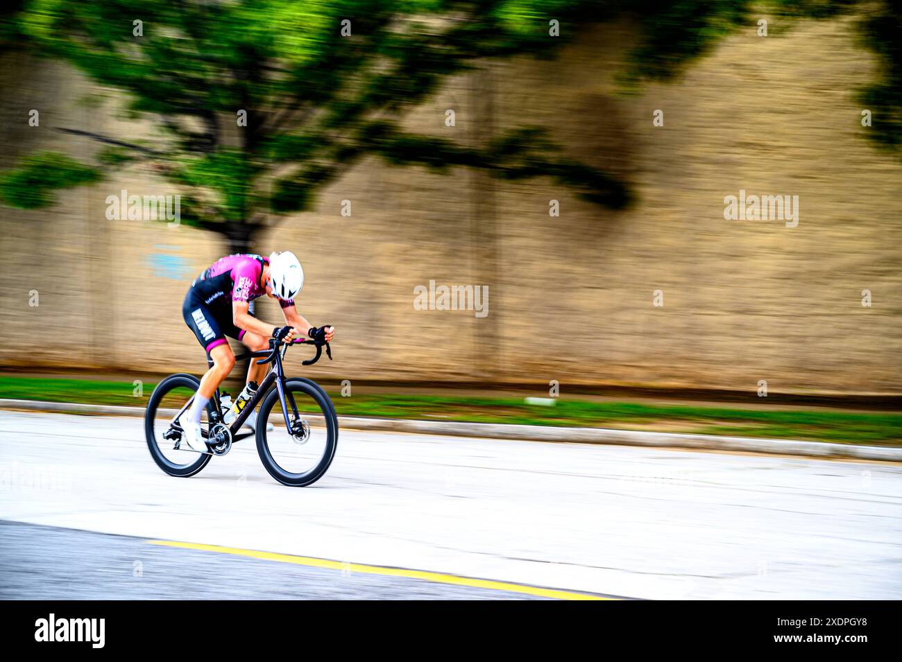 Ciclisti impressionisti e sfocati in una gara Foto Stock
