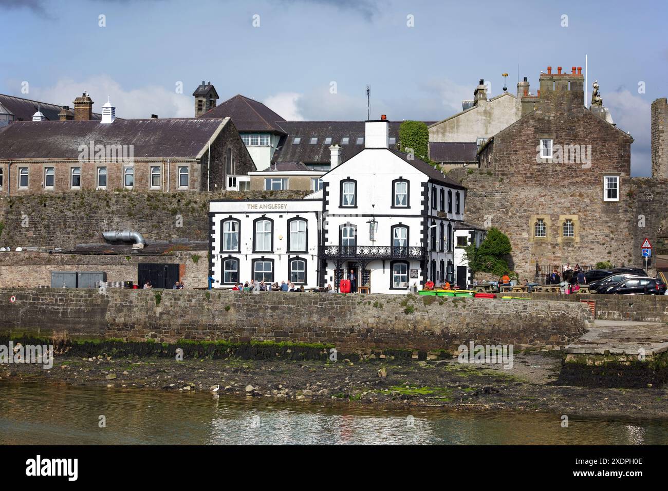 L'Anglesey Pub or Arms si trova nella città di Caernarfon, nel Galles del Nord. In origine era una Custom House, probabilmente risalente al 1736. Foto Stock