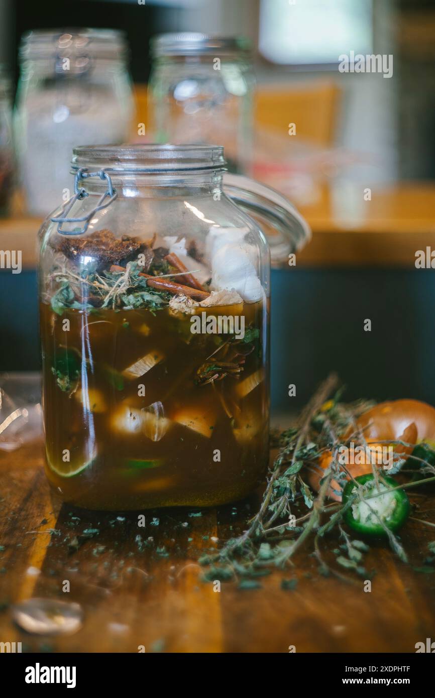 Preparare una birra omeopatica a base di erbe in cucina Foto Stock