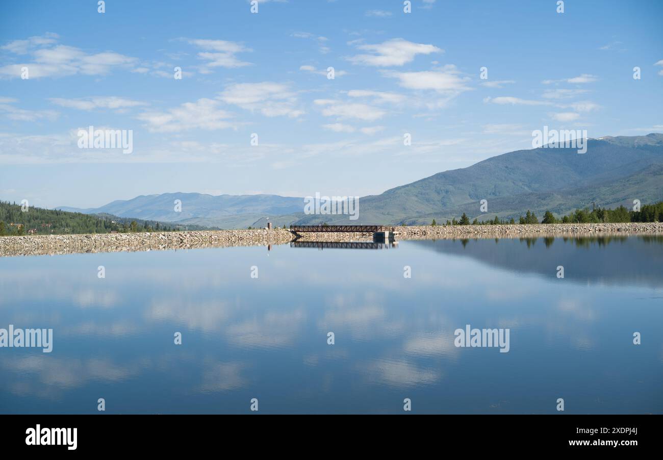 Lago Dillon in Colorado con acque cristalline e cielo luminoso. Foto Stock