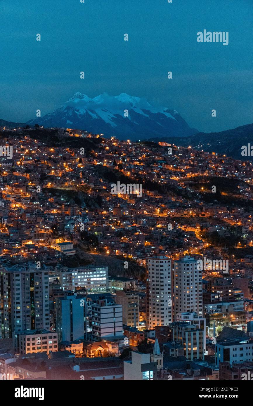 Illimani con la città di la Paz in Bolivia Foto Stock