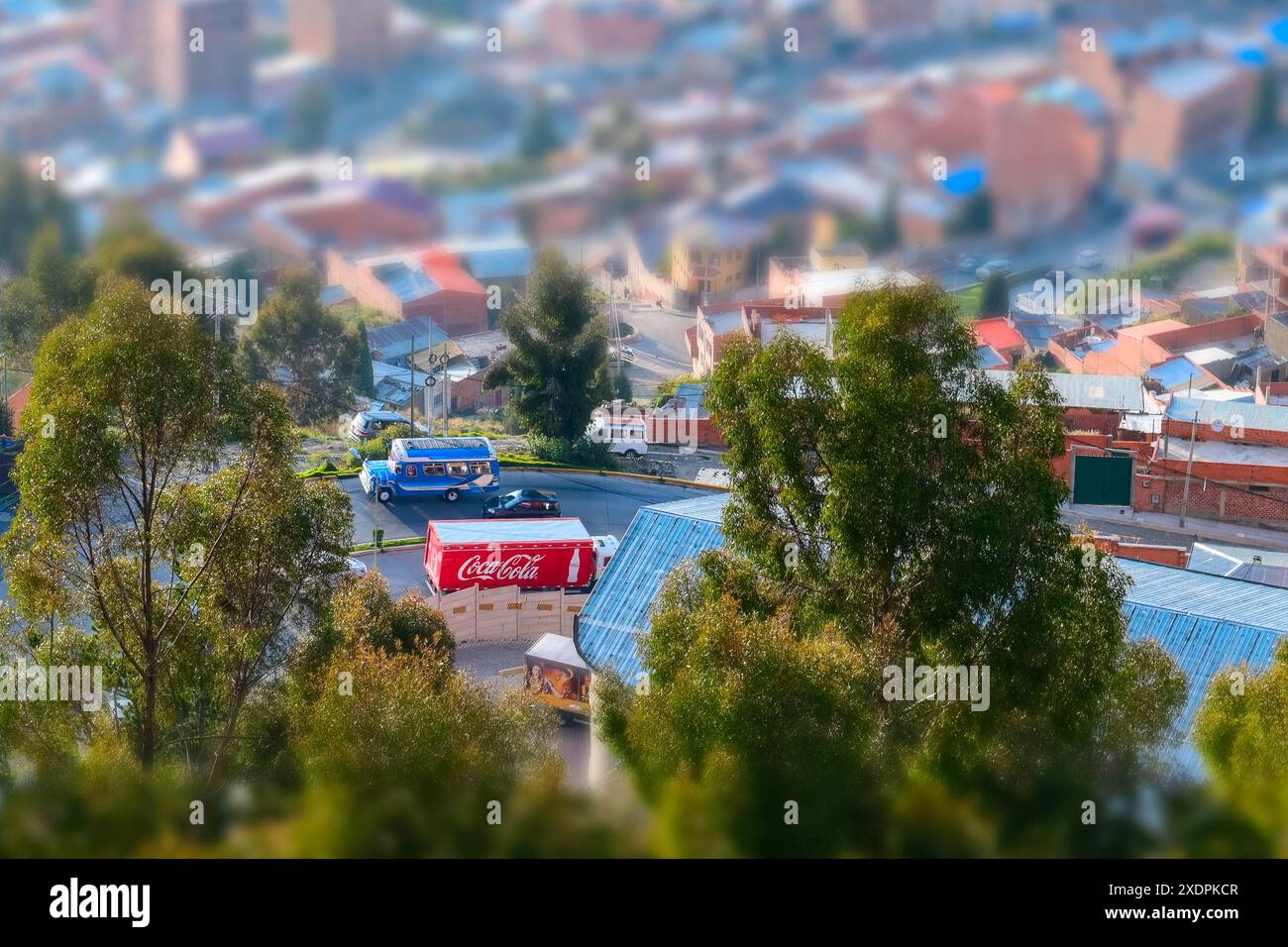 Autobus blu con un camion della Coca Cola sulla strada Foto Stock