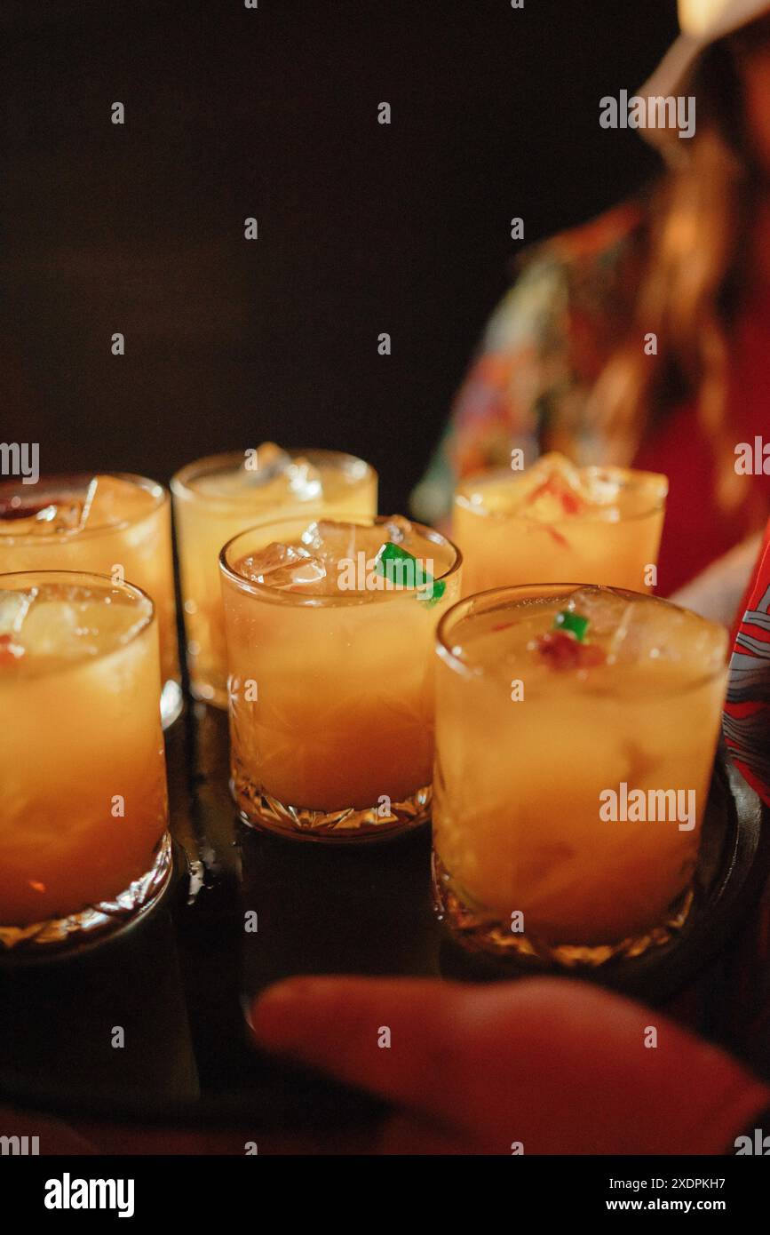 Vassoio di cocktail di tequila con guarnigioni di orso gommoso Foto Stock