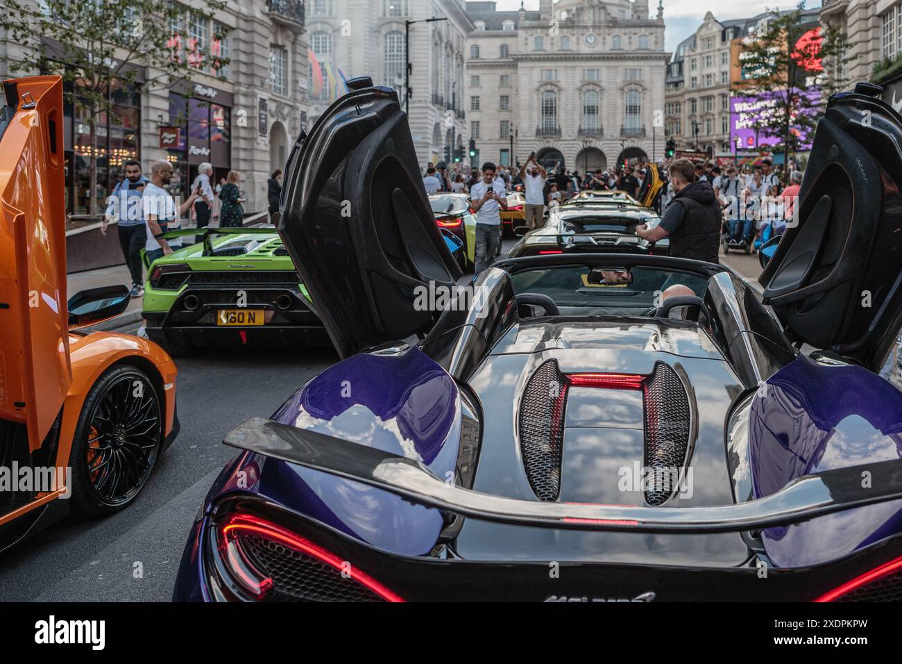 Supercar e fan fermano il traffico nella Piccadilly di Londra. Foto Stock