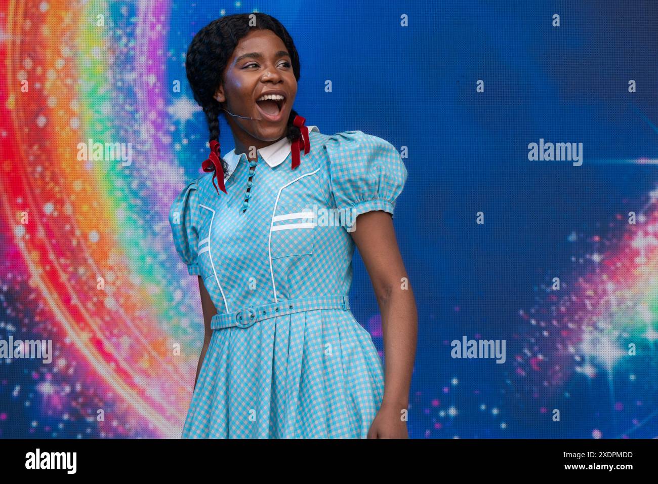 Parte del cast della produzione di The Wizard of Oz sul palco del West End Live. West End Live a Trafalgar Square il 2° giorno dell'annuale festival musicale gratuito. Migliaia di appassionati di teatro si recano a Trafalgar Square per guardare i loro artisti, attori, musicisti e spettacoli preferiti sul palco. Sundays Line Up includeva Benjamin Button, 43 Balloons, Magic Mike, The Barricade Boys, Why Am i so Single?, Mrs Doubtfire, Marie Curie, The Bakers Wife, Hadestown, il mago di Oz, due sconosciuti ( portano una torta attraverso New York), in piedi al bordo dello cielo, più vicino al cielo, Bat Out of Hell, Heathers, Th Foto Stock