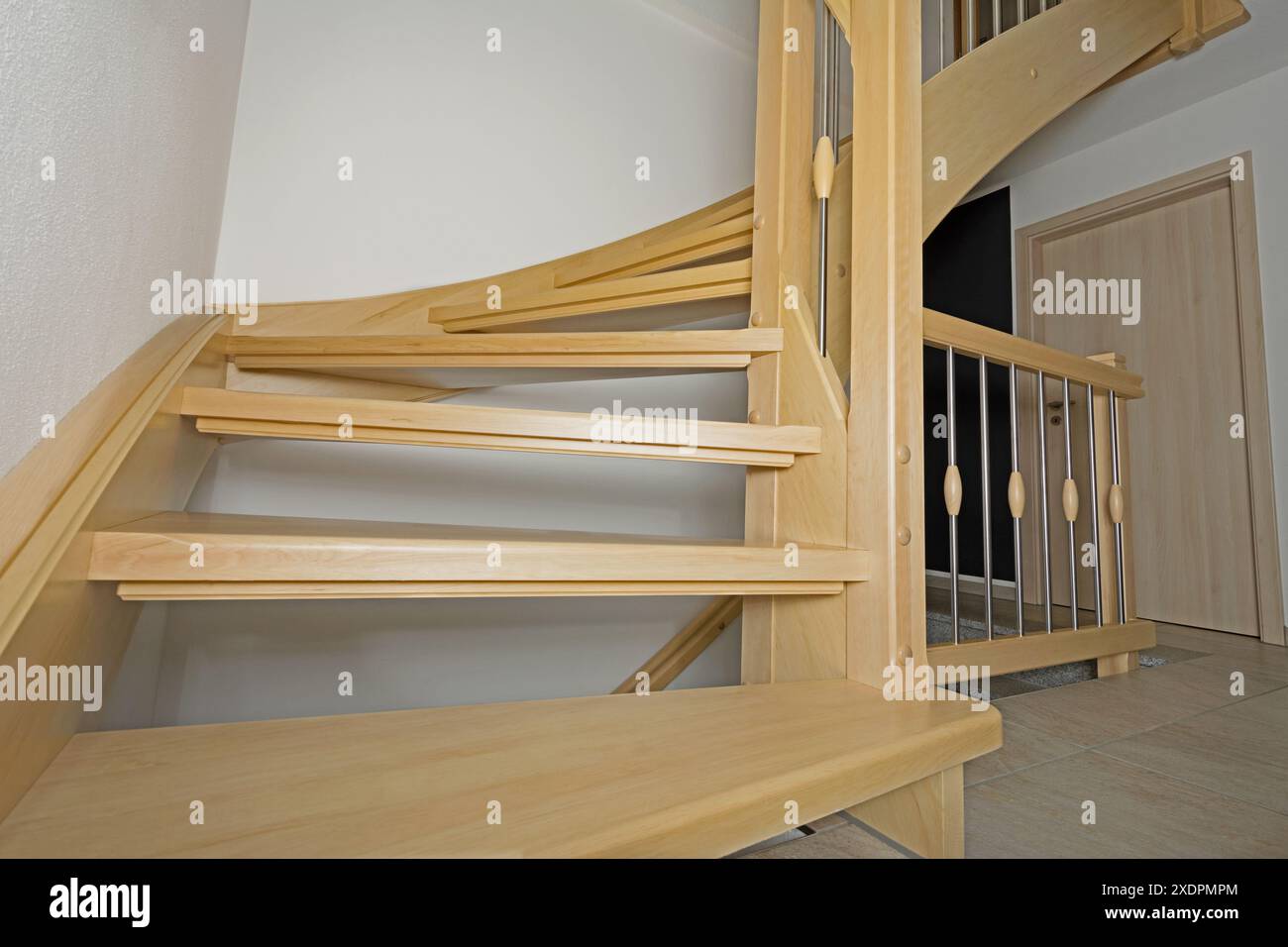 Una moderna scala interna in legno Foto Stock