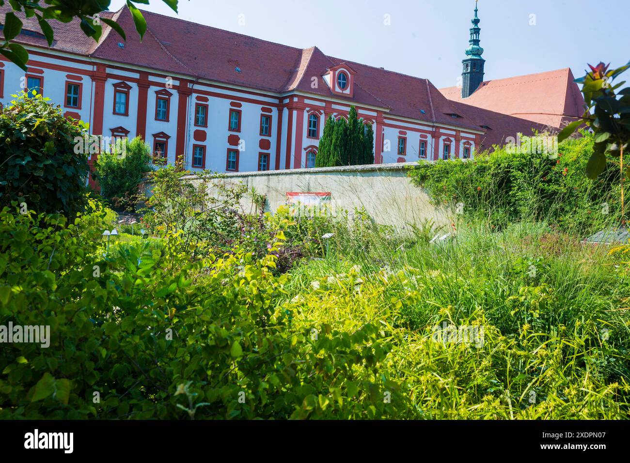 Kloster St. Mariestern, Klostergarten. Sorbetto DAS Zisterzienserinnen-Kloster Sankt Marienstern. Marijina HwÄzda liegt am Klosterwasser a Panschwitz-Kuckau a der sächsischen Oberlausitz. Sankt Marienstern gehört zu den wenigen Ordenshäusern, die seit ihrer Gründung derselben Bestimmung dienen. Auch heute leben und arbeiten mit der Äbtissin Benedicta Waurick 19 Zisterzienserinnen im Kloster und widmen sich neben dem feierlichen Stundengebet, der Seelsorge und den Arbeiten in Haus und Garten auch der Betreuung, Ausbildung und Beschäftigung behinderter Menschen, die in mehreren Wohnbereichen unter Foto Stock