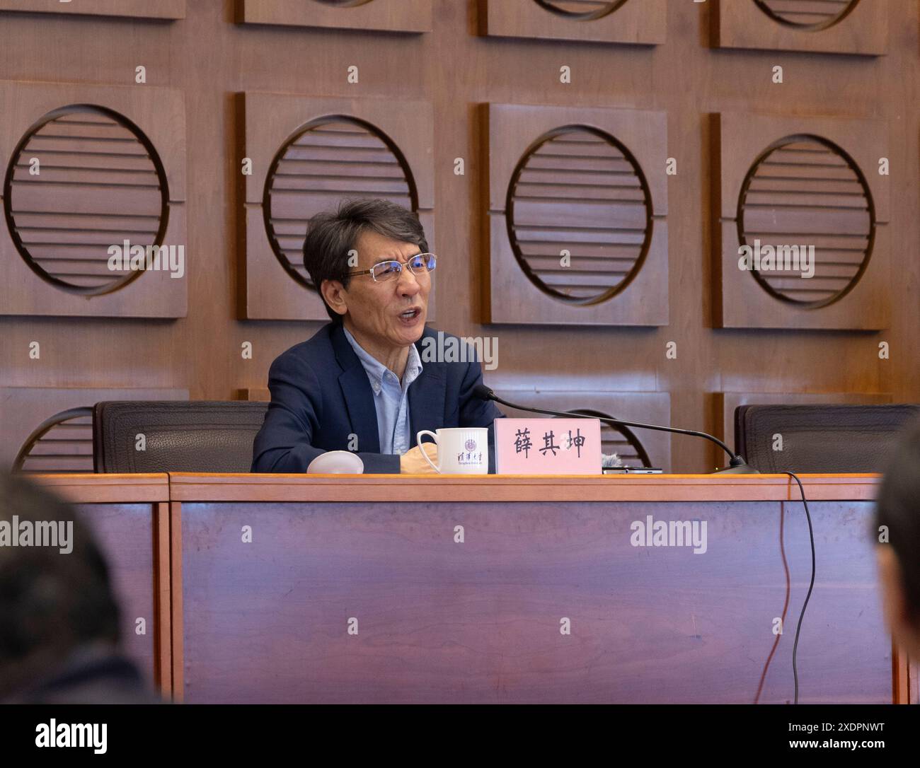 (240624) -- PECHINO, 24 giugno 2024 (Xinhua) -- Xue Qikun parla durante un'intervista collettiva all'Università Tsinghua di Pechino, capitale della Cina, 17 giugno 2024. Xue Qikun ha vinto il miglior premio di sci-tech cinese per l'anno 2023 lunedì. Xue è un illustre scienziato della fisica della materia condensata, che ha raggiunto molteplici scoperte scientifiche. La sua squadra fece la prima osservazione sperimentale dell'effetto Hall anomalo quantistico. Hanno anche scoperto la superconduttività ad alta temperatura potenziata dall'interfaccia nel sistema di eterostruttura, che ha aperto una nuova direzione di ricerca nel campo della Foto Stock