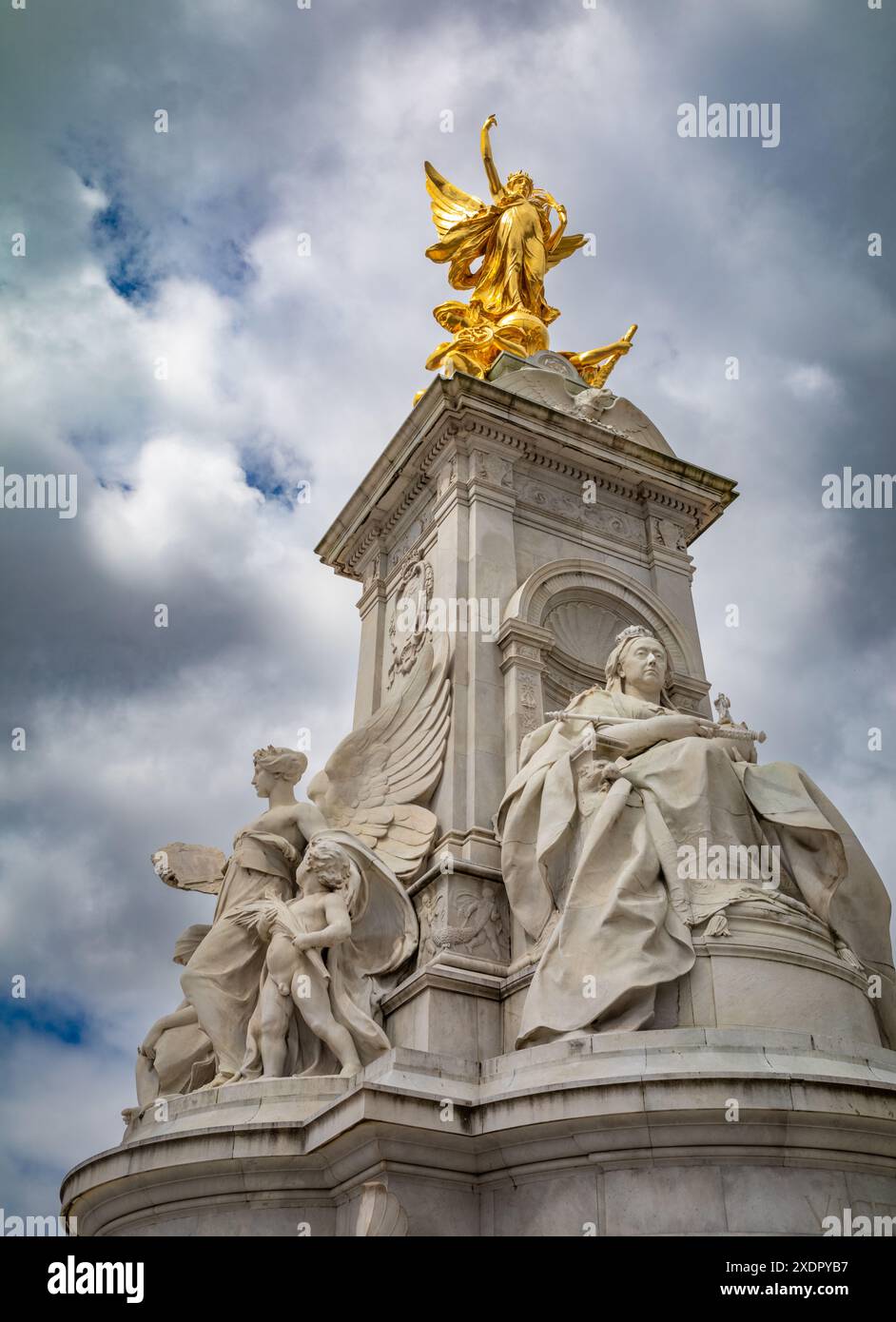 Il Victoria Memorial alla fine del Mall fuori Buckingham Palace, la residenza reale a Londra, Regno Unito Foto Stock