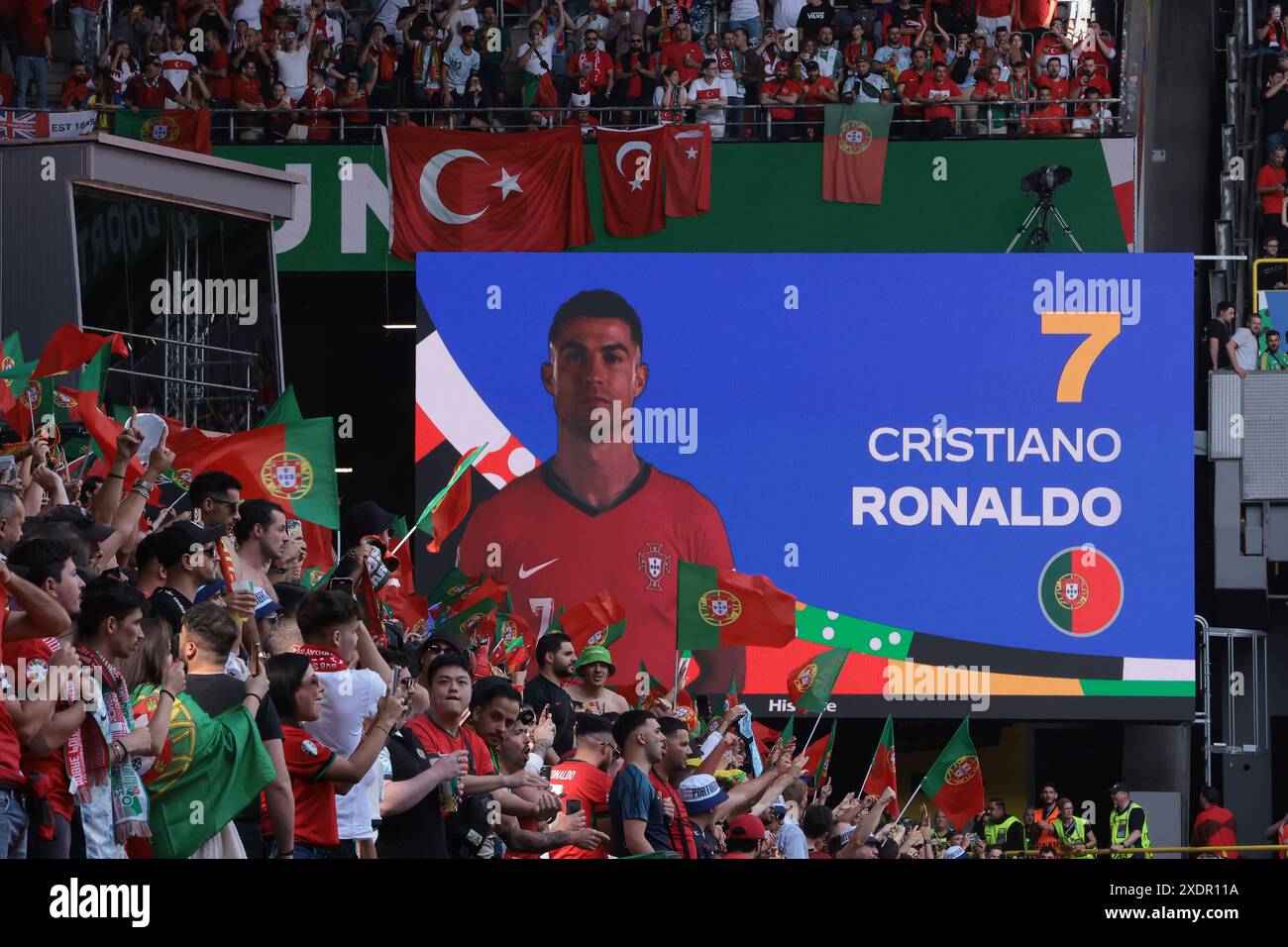 Dortmund, Germania. 22 giugno 2024. Cristiano Ronaldo, portoghese, è visto sullo schermo dello stadio mentre le squadre vengono annunciate prima del calcio d'inizio nella partita dei Campionati europei UEFA al BVB Stadion di Dortmund. Il credito per immagini dovrebbe essere: Jonathan Moscrop/Sportimage Credit: Sportimage Ltd/Alamy Live News Foto Stock