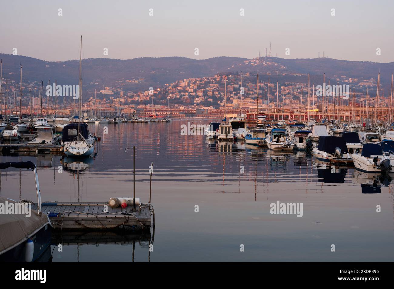 Geografia / viaggi, Italia, Trieste, vista sul porto e sul lungomare alla luce della sera, ULTERIORI DIRITTI-INFORMAZIONI-NON-DISPONIBILI Foto Stock