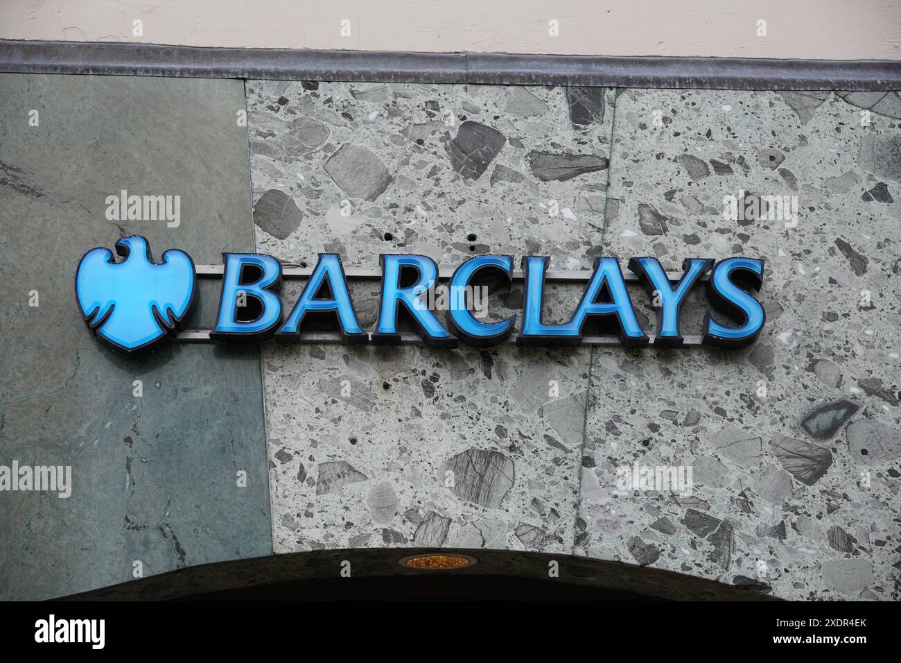 Fareham, Inghilterra, 29 maggio 2024 - insegna della banca Barclays e logo della filiale della banca nel Regno Unito. Servizi bancari e finanziari Foto Stock