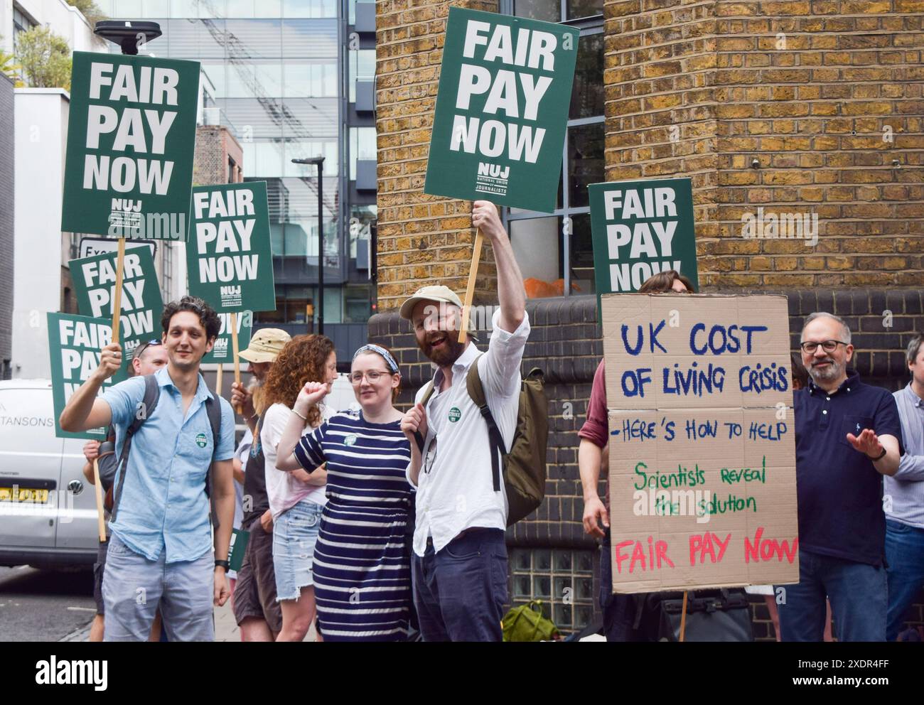 Londra, Inghilterra, Regno Unito. 24 giugno 2024. Lo staff di Springer Nature si trova al picchetto NUJ (National Union of Journalists) fuori dagli uffici di Springer a King's Cross, mentre lo staff dell'editore scientifico va in sciopero per paga. (Credit Image: © Vuk Valcic/ZUMA Press Wire) SOLO PER USO EDITORIALE! Non per USO commerciale! Crediti: ZUMA Press, Inc./Alamy Live News crediti: ZUMA Press, Inc./Alamy Live News Foto Stock