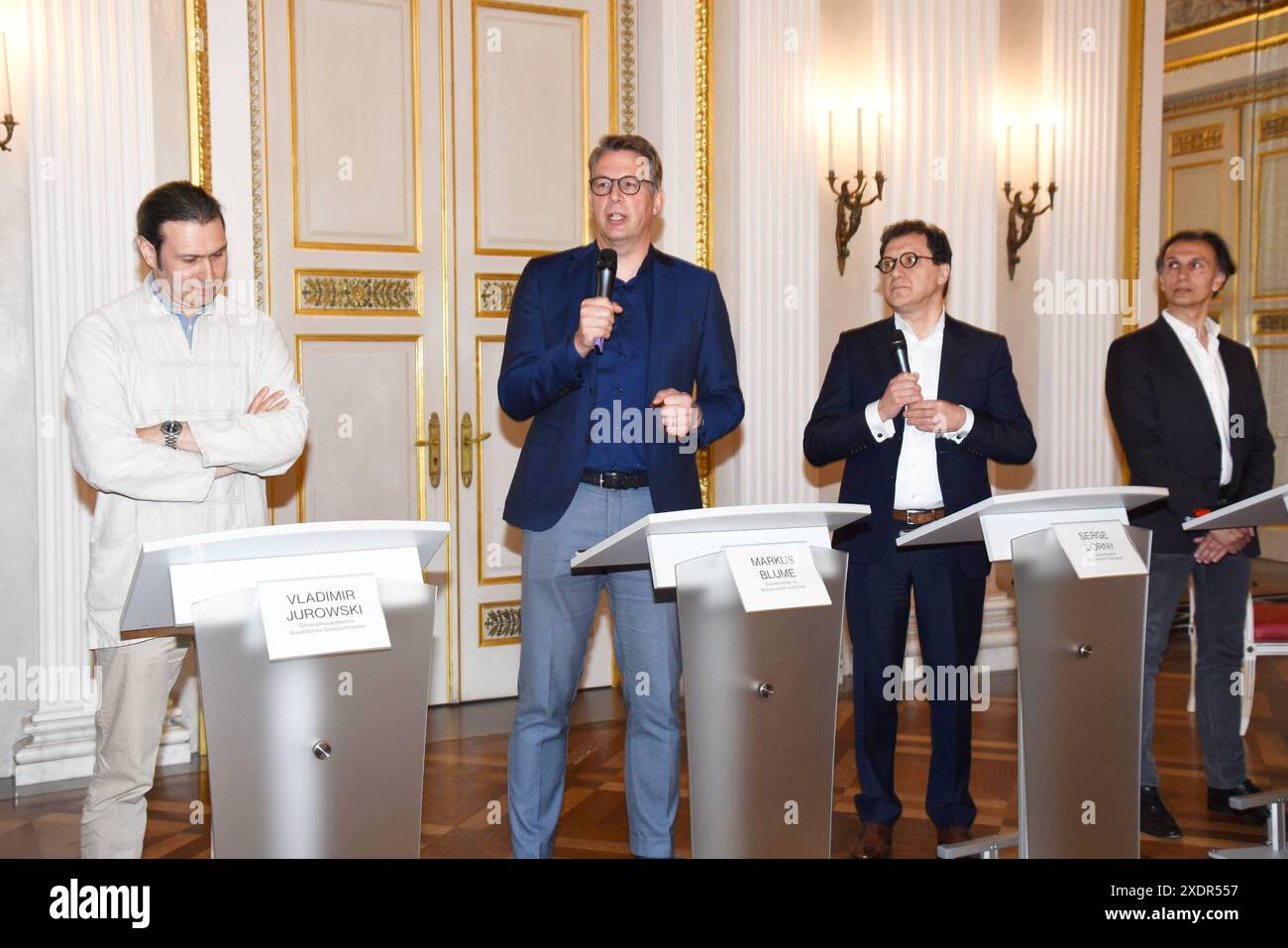 Vladimir Jurowski Bayerische Staatsoper Generalmusik Direktor Markus Blume Kunstminister Serge Dorny Bayerische Staatsoper Intendant Laurent Hilaire Bayerische Staaatsoper Ballett Direktor Muenchen 17.06.2024 Bayerische Staatsoper Pressekonferenz-Personelle Weichenstellung Muenchen **** Vladimir Jurowski, direttore musicale generale dell'Opera di Stato bavarese Markus Blume, ministro del Art Serge Dorny direttore artistico dell'Opera di Stato bavarese Laurent Hilaire direttore del Balletto dell'Opera di Stato bavarese Monaco 17 06 2024 Bavarese conferenza stampa dell'Opera di Stato cambio di rotta del personale Monaco Foto Stock