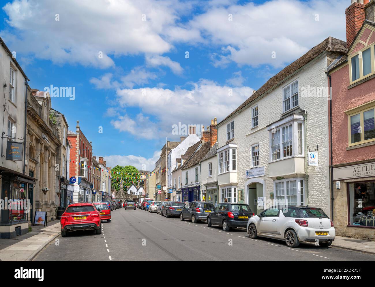 Negozi su High Street, Malmesbury, Wiltshire, Inghilterra, Regno Unito Foto Stock