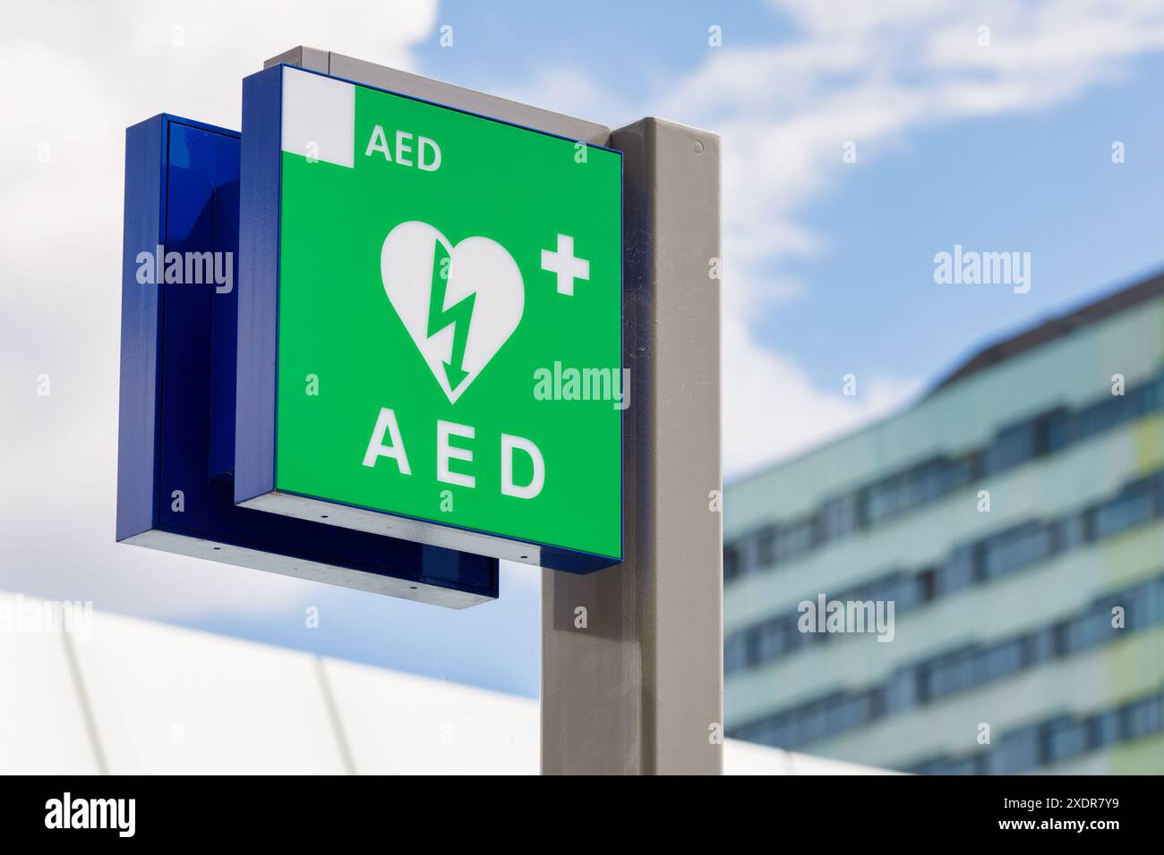 Segnale informativo defibrillatore semiautomatico esterno ad Arnhem, Paesi Bassi Foto Stock