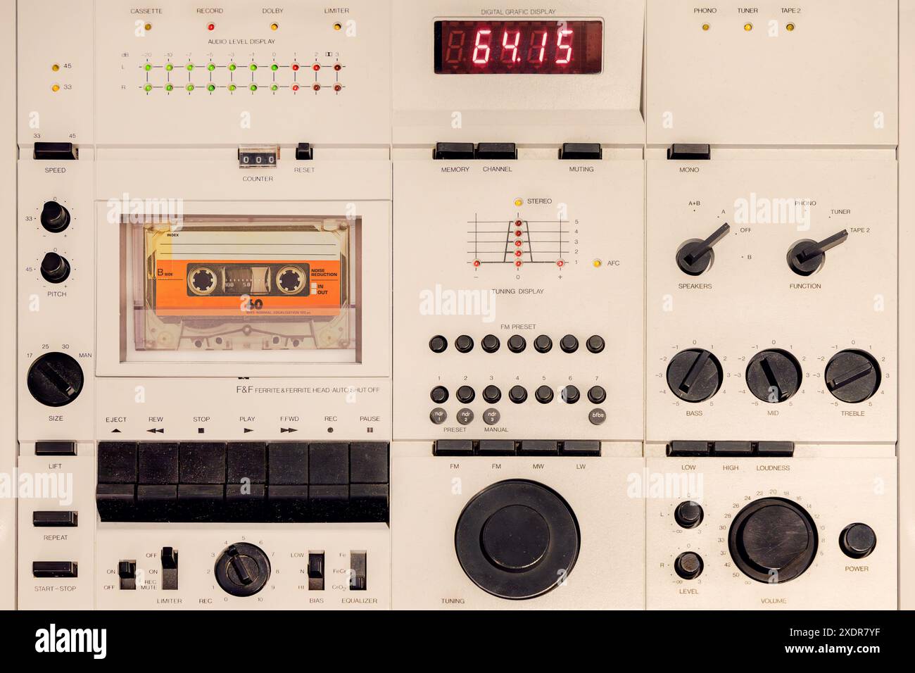 Immagine in stile retrò di un sistema audio vintage anni '70 con lettore di cassette, radio e amplificatore Foto Stock