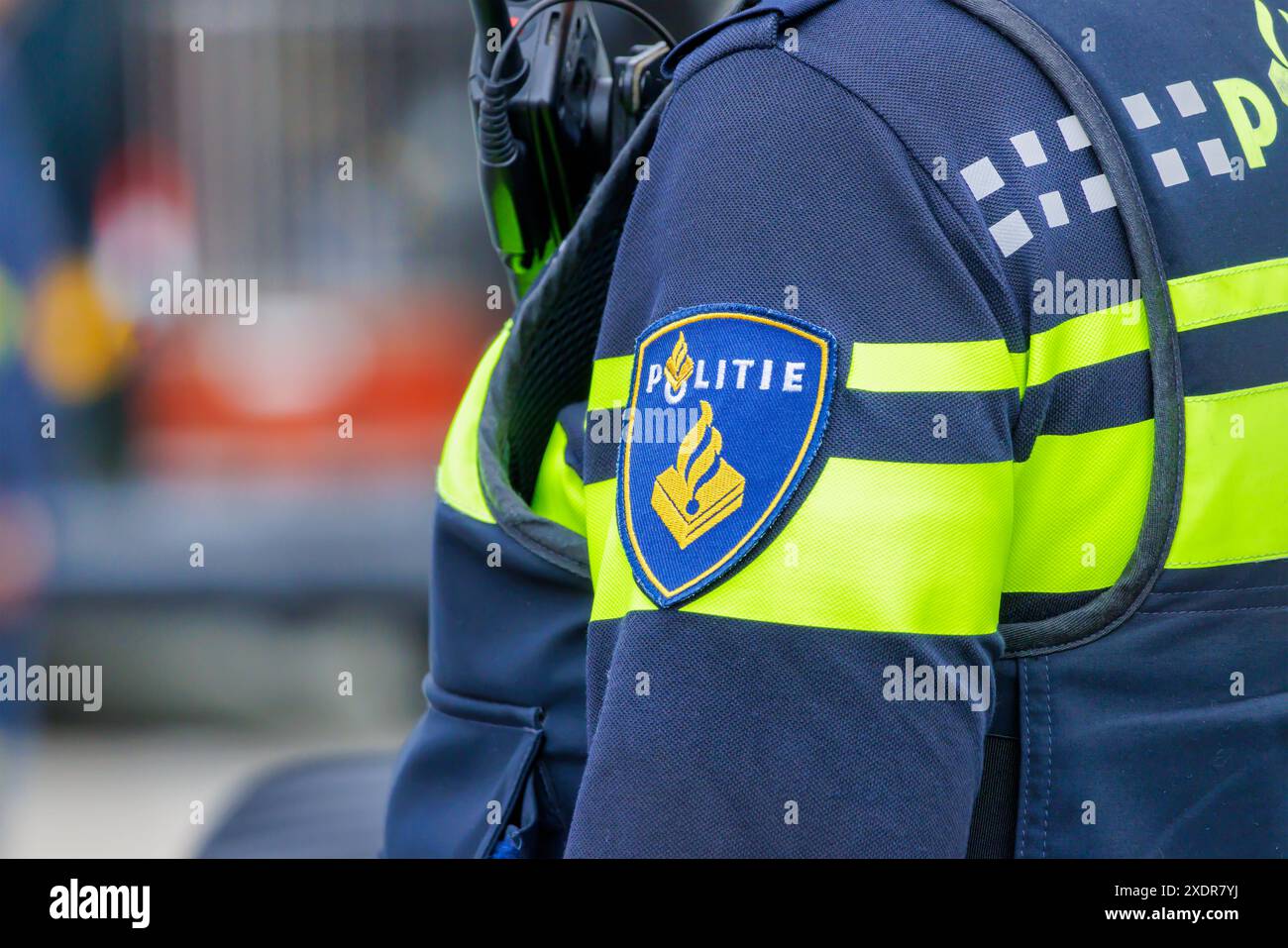 Primo piano di un'uniforme della polizia olandese con distintivo ufficiale nei Paesi Bassi Foto Stock