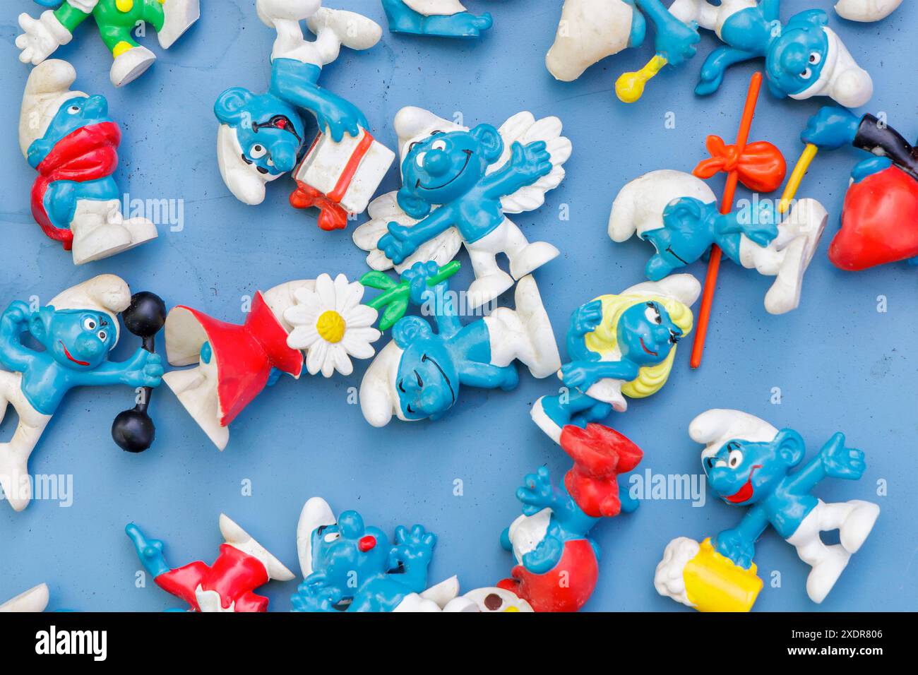 Den Bosch, Paesi Bassi - 12 maggio 2024: Figurine di fumetti belghe Smurf su un mercato delle pulci a Den Bosch, Paesi Bassi Foto Stock