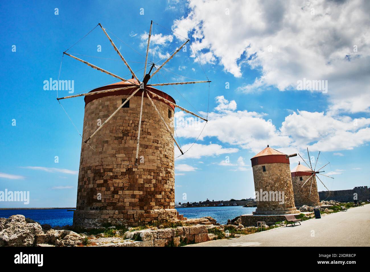 Antichi mulini a vento a Rodi, città vecchia, Grecia, Europa Foto Stock